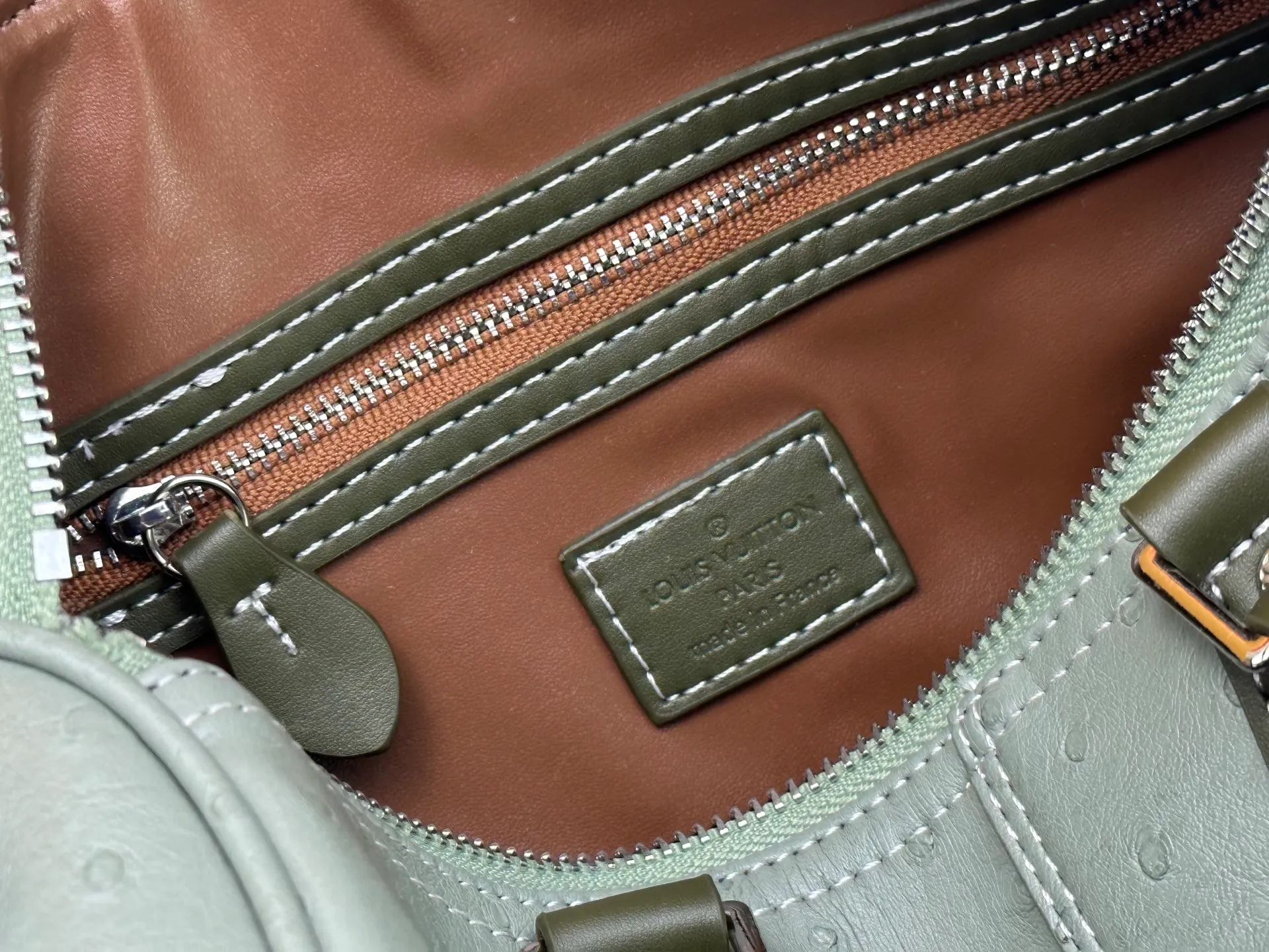 P300 Upgraded original M24420 M24441 M24424 This model has ostrich leather pattern. The Speedy Bandoulière 25 Monogram Leather handbag is made of soft cow leather and uses Monogram pattern to reproduce the elegant look and feel of canvas printing. Dazzling metal hardware, sheepskin lining and nameplate all reflect Creative Director Pharrell Williams' relentless attention to detail. 25x15x15cm (length x height x width)