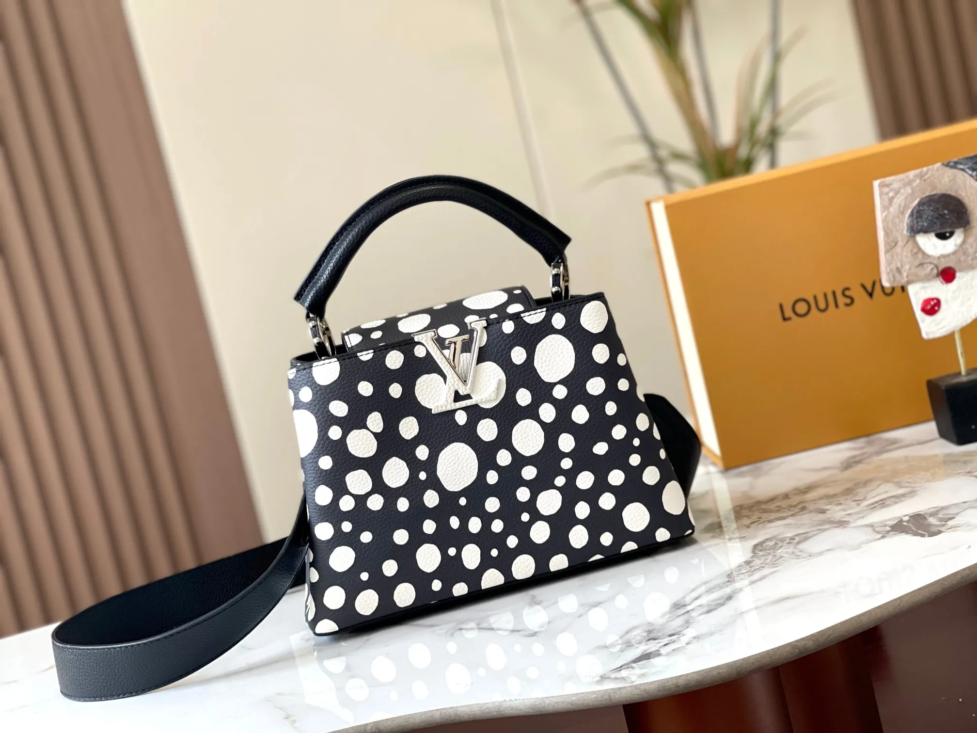Upgraded version P440 M21663 This LV x YK Capucines small handbag comes from the Louis Vuitton x Yayoi Kusama collaboration series. The renowned Japanese artist has been obsessed with polka dots as a symbol of infinity since childhood, and finds a dazzling expression in supple Taurillon leather decorated with 3D hand-painted polka dot prints. Detailed features 27 x 18 x 9 cm (length x height x width)