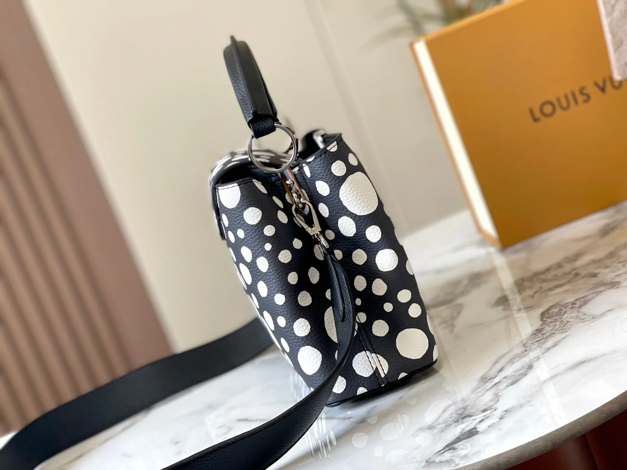 Upgraded version P440 M21663 This LV x YK Capucines small handbag comes from the Louis Vuitton x Yayoi Kusama collaboration series. The renowned Japanese artist has been obsessed with polka dots as a symbol of infinity since childhood, and finds a dazzling expression in supple Taurillon leather decorated with 3D hand-painted polka dot prints. Detailed features 27 x 18 x 9 cm (length x height x width)