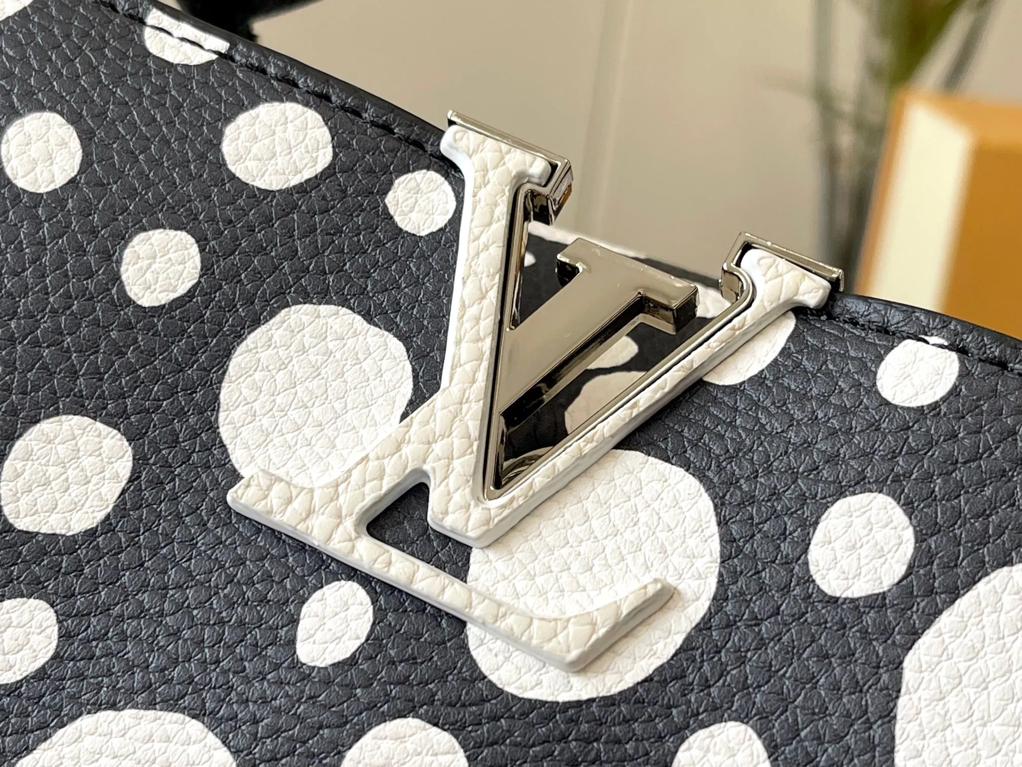 Upgraded version P440 M21663 This LV x YK Capucines small handbag comes from the Louis Vuitton x Yayoi Kusama collaboration series. The renowned Japanese artist has been obsessed with polka dots as a symbol of infinity since childhood, and finds a dazzling expression in supple Taurillon leather decorated with 3D hand-painted polka dot prints. Detailed features 27 x 18 x 9 cm (length x height x width)
