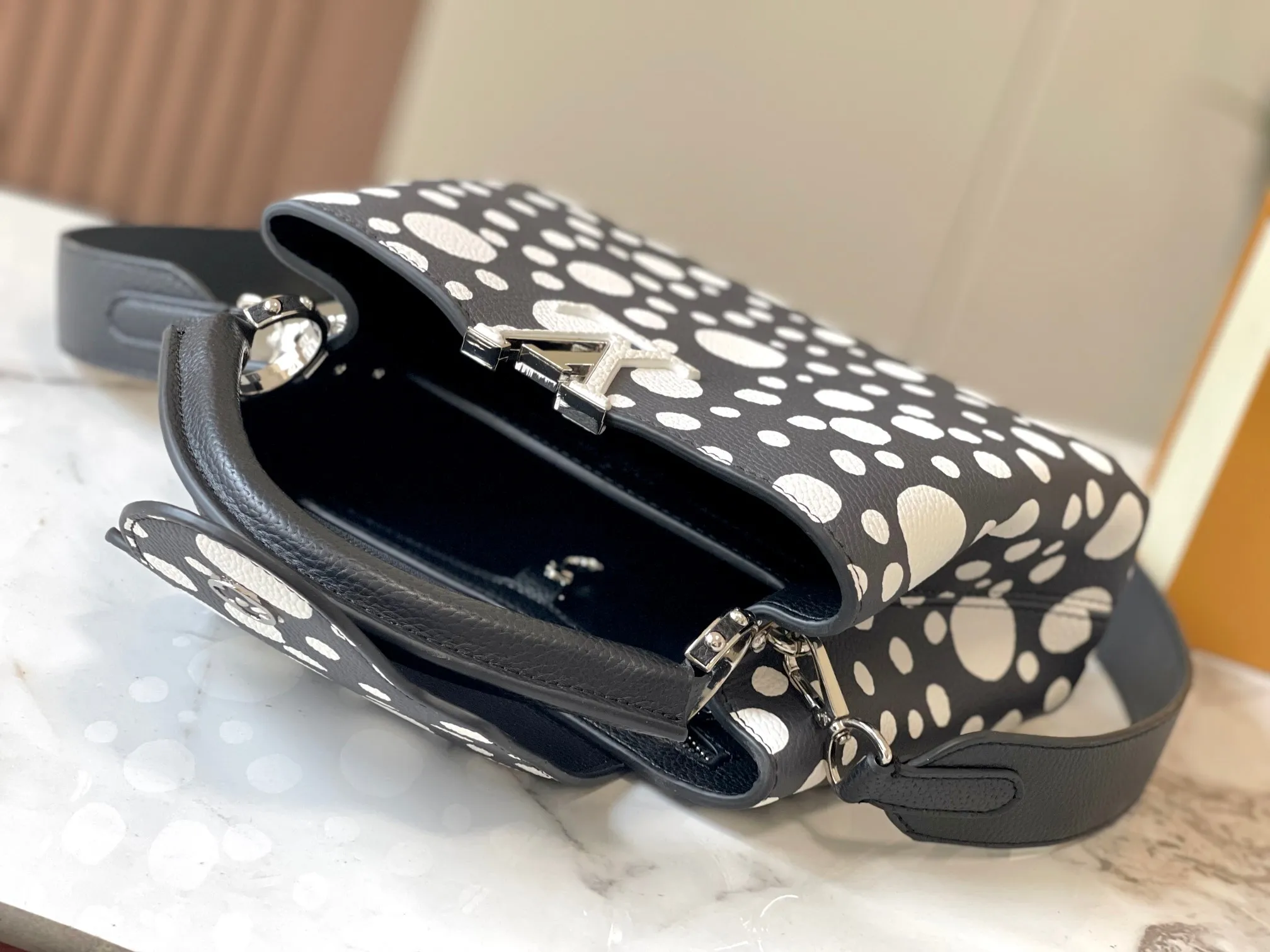 Upgraded version P440 M21663 This LV x YK Capucines small handbag comes from the Louis Vuitton x Yayoi Kusama collaboration series. The renowned Japanese artist has been obsessed with polka dots as a symbol of infinity since childhood, and finds a dazzling expression in supple Taurillon leather decorated with 3D hand-painted polka dot prints. Detailed features 27 x 18 x 9 cm (length x height x width)