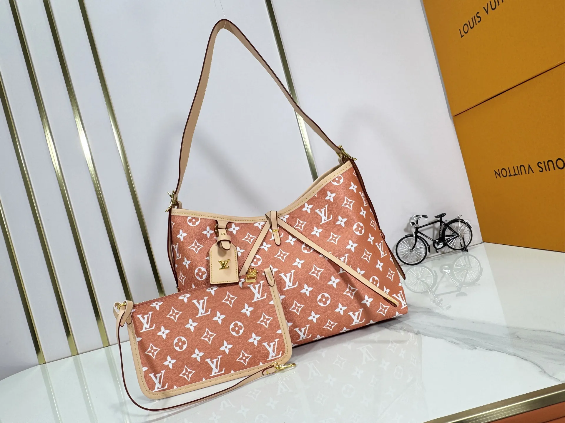 P280 upgraded original M24861 M25143 M46203 M46197 Colorful, legendary CarryAll medium handbag, with Monogram canvas and leather trimming to create a body-fitting design. There's a zipped pocket inside the ample space, and a detachable zipped clutch adds a functional element, with a buckle-adjustable handle. Small size: 29 x 24 x 12 cm
