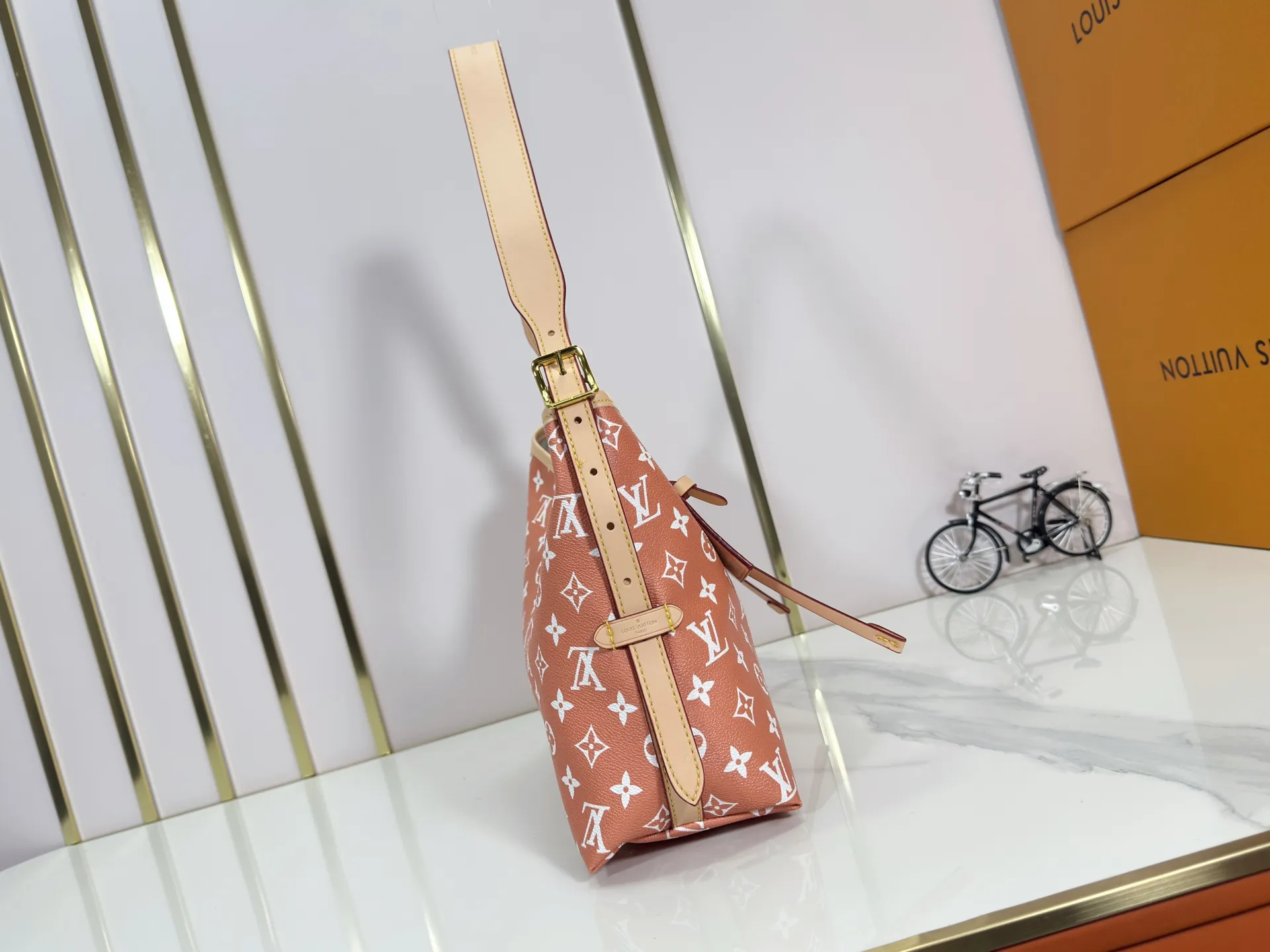 P280 upgraded original M24861 M25143 M46203 M46197 Colorful, legendary CarryAll medium handbag, with Monogram canvas and leather trimming to create a body-fitting design. There's a zipped pocket inside the ample space, and a detachable zipped clutch adds a functional element, with a buckle-adjustable handle. Small size: 29 x 24 x 12 cm