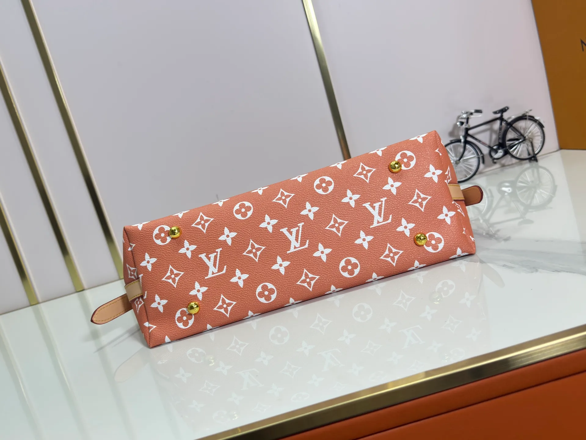 P280 upgraded original M24861 M25143 M46203 M46197 Colorful, legendary CarryAll medium handbag, with Monogram canvas and leather trimming to create a body-fitting design. There's a zipped pocket inside the ample space, and a detachable zipped clutch adds a functional element, with a buckle-adjustable handle. Small size: 29 x 24 x 12 cm