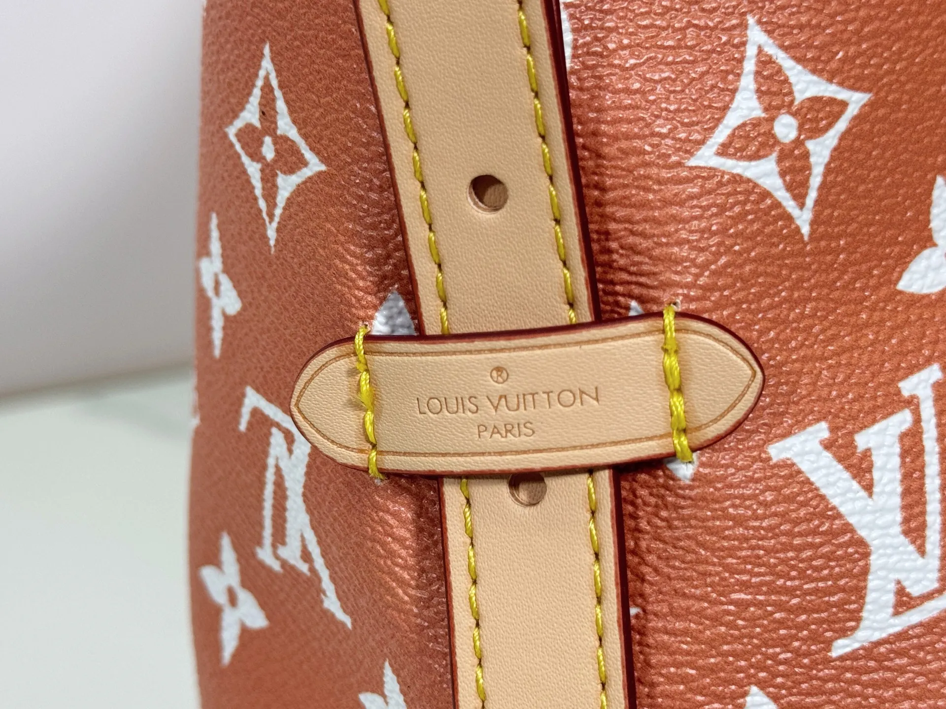 P280 upgraded original M24861 M25143 M46203 M46197 Colorful, legendary CarryAll medium handbag, with Monogram canvas and leather trimming to create a body-fitting design. There's a zipped pocket inside the ample space, and a detachable zipped clutch adds a functional element, with a buckle-adjustable handle. Small size: 29 x 24 x 12 cm