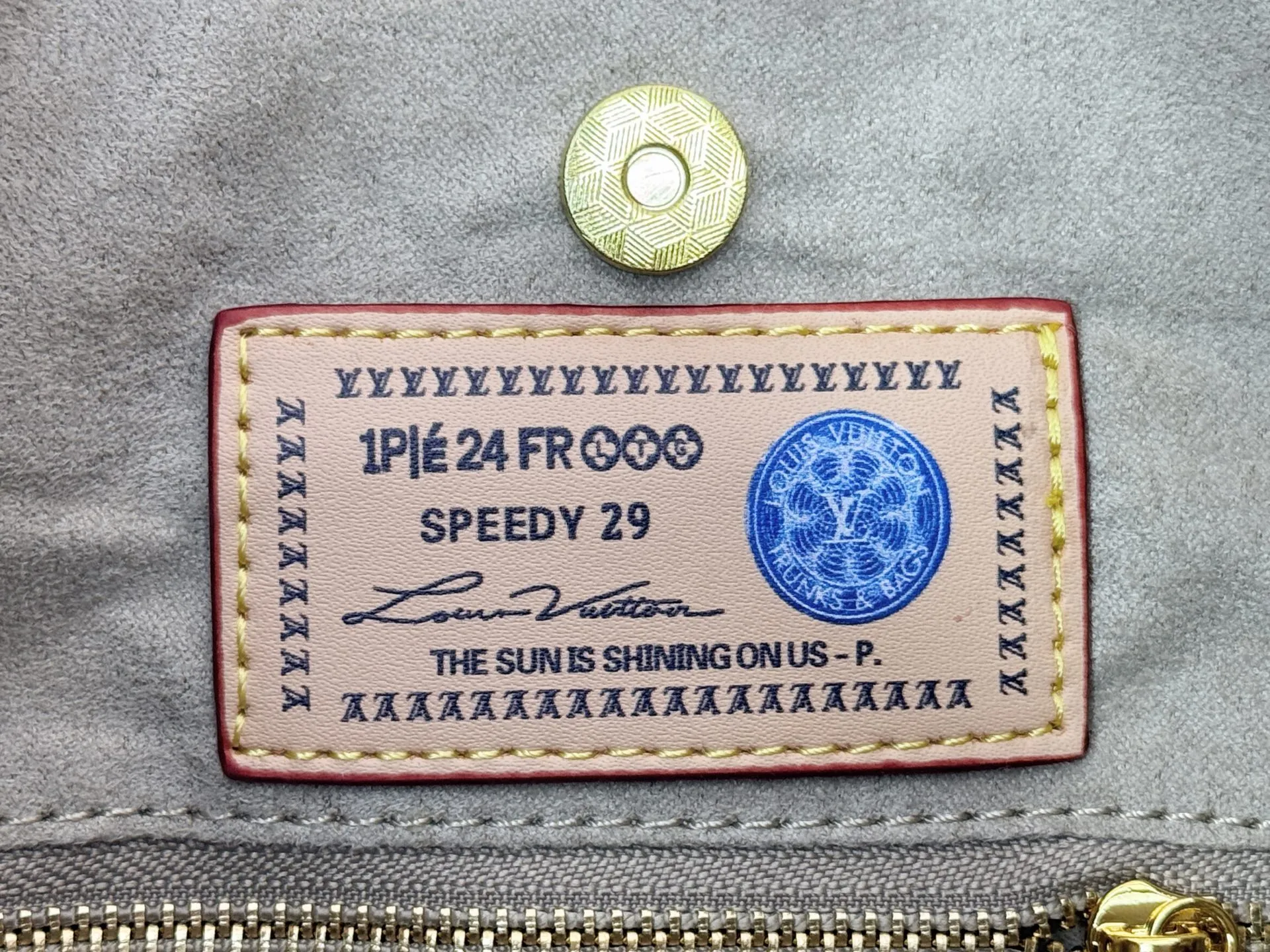 P280 upgraded original M24861 M25143 M46203 M46197 Colorful, legendary CarryAll medium handbag, with Monogram canvas and leather trimming to create a body-fitting design. There's a zipped pocket inside the ample space, and a detachable zipped clutch adds a functional element, with a buckle-adjustable handle. Small size: 29 x 24 x 12 cm