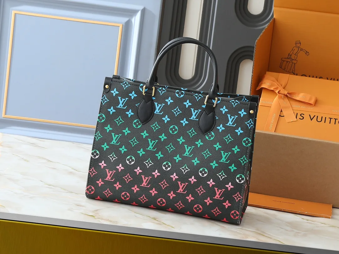 💰260💰Upgraded original version 🔥New style🔥M45039 M45321 M44571 This Onthego medium handbag combines classic Monogram canvas and Monogram Reverse canvas on both sides to present completely different styles. Toron's dual handles and shoulder strap allow for a variety of carrying options. Dimensions: 34.0 x 26.0 x 13.0 cm (length x height x width)