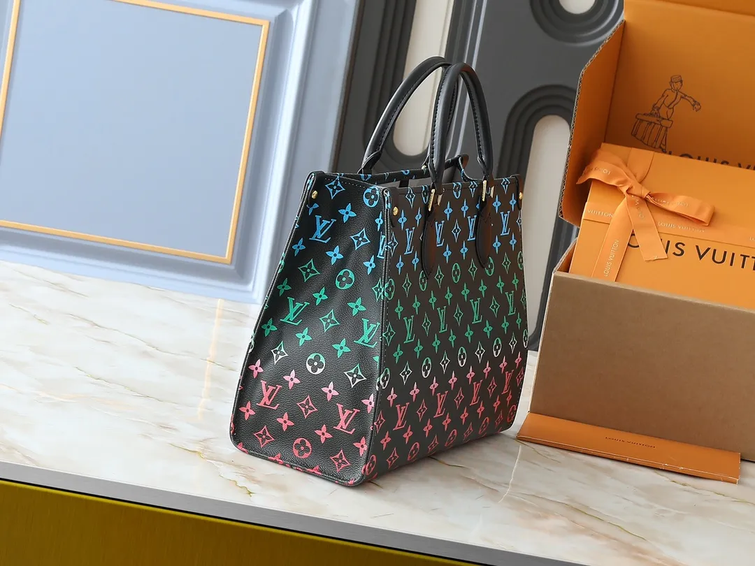 💰260💰Upgraded original version 🔥New style🔥M45039 M45321 M44571 This Onthego medium handbag combines classic Monogram canvas and Monogram Reverse canvas on both sides to present completely different styles. Toron's dual handles and shoulder strap allow for a variety of carrying options. Dimensions: 34.0 x 26.0 x 13.0 cm (length x height x width)