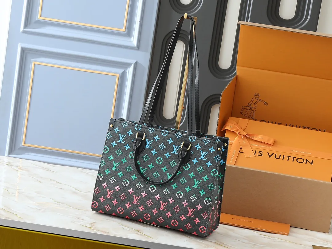 💰260💰Upgraded original version 🔥New style🔥M45039 M45321 M44571 This Onthego medium handbag combines classic Monogram canvas and Monogram Reverse canvas on both sides to present completely different styles. Toron's dual handles and shoulder strap allow for a variety of carrying options. Dimensions: 34.0 x 26.0 x 13.0 cm (length x height x width)