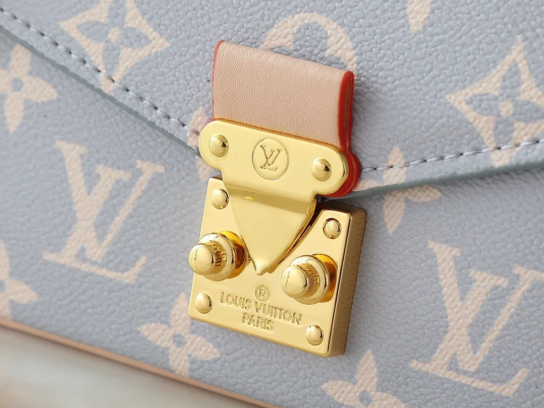 💰240💰Upgraded from the original M12429 M46279. This Pochette Métis East West handbag draws inspiration from the color of the brand's traditional hard trunk. It renders elegant French tones in the iconic Monogram coated canvas, with smooth cowhide trim and S-lock buckle. It matches the 2024 autumn and winter ready-to-wear series. 21.5 x 13.5 x 6.0 cm (length x height x width)