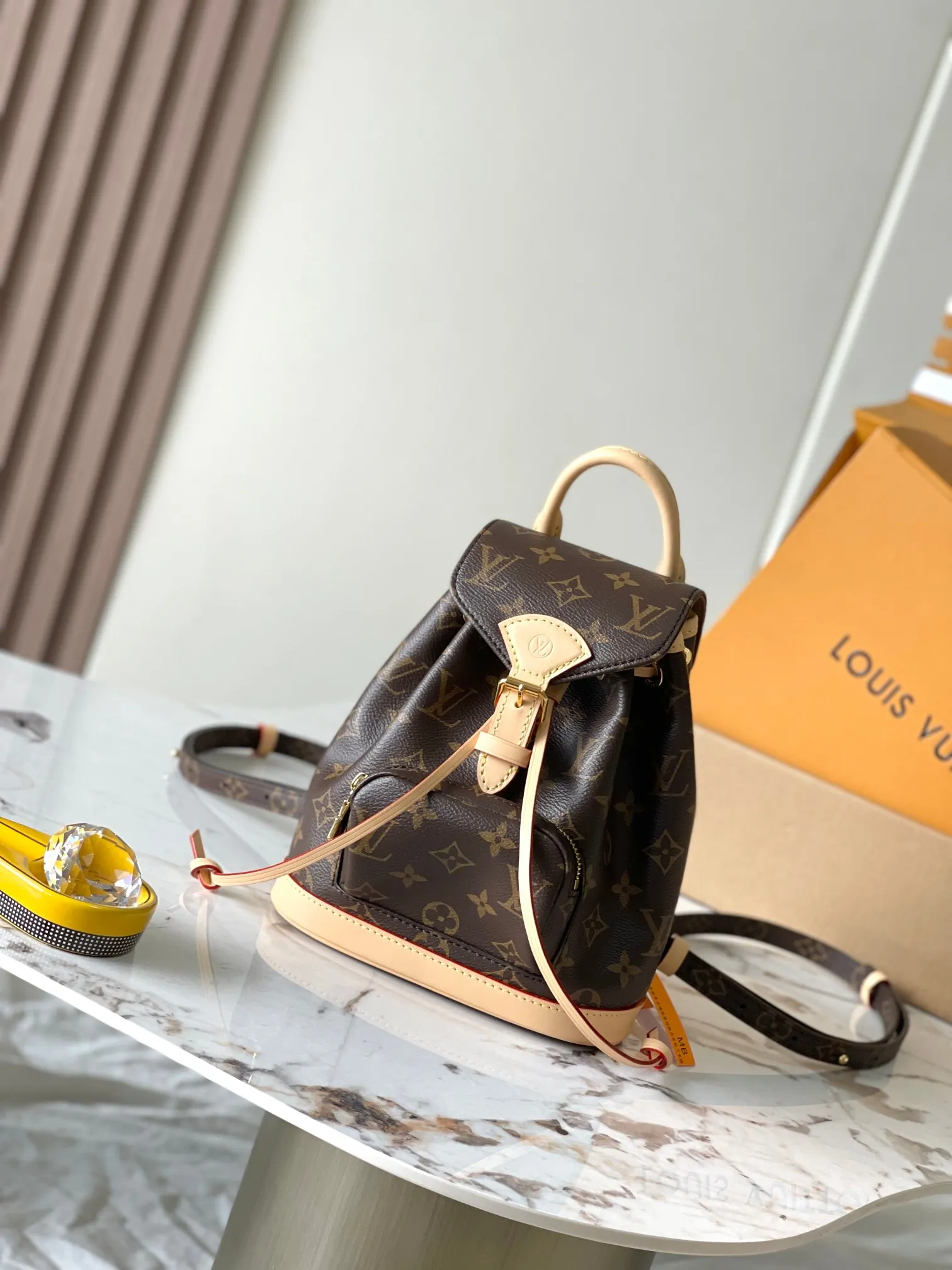 p1840 [Special grade MB original leather] Montsouris Mini presbyopic backpack Model: M11199 presbyopic dynamic chip Material: A-grade all-steel hardware, imported original fabric Packaging: full set of original duty-free MB packaging Size: 24*25*12CM