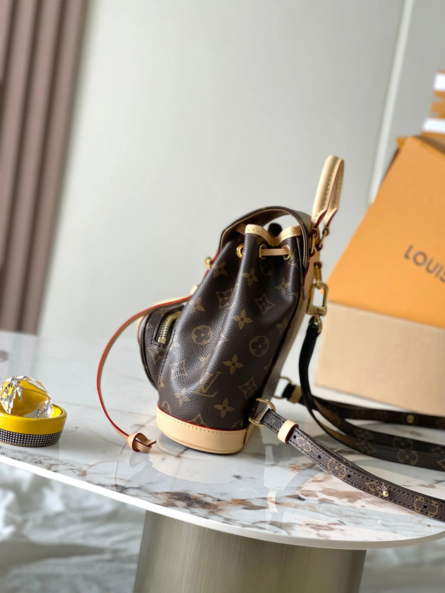 p1840 [Special grade MB original leather] Montsouris Mini presbyopic backpack Model: M11199 presbyopic dynamic chip Material: A-grade all-steel hardware, imported original fabric Packaging: full set of original duty-free MB packaging Size: 24*25*12CM