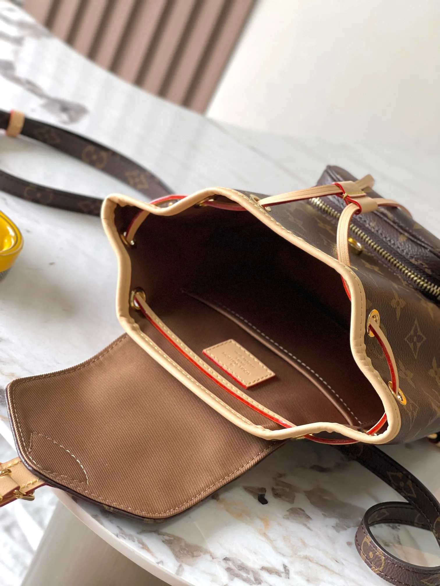 p1840 [Special grade MB original leather] Montsouris Mini presbyopic backpack Model: M11199 presbyopic dynamic chip Material: A-grade all-steel hardware, imported original fabric Packaging: full set of original duty-free MB packaging Size: 24*25*12CM