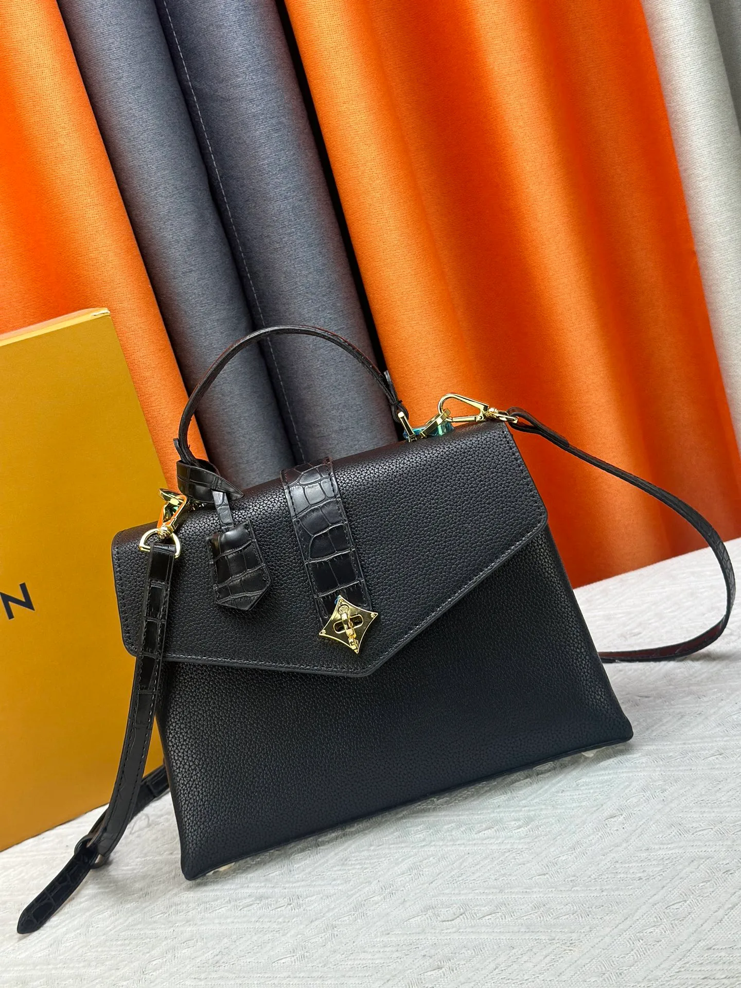 P300 M80527 N82033.N98925 Crocodile black N98928.N80432 Crocodile pink N99017 Crocodile gray N84714 Himalayan N86012 black with crocodile Rose des Vents small handbag is made of smooth and grained calfskin to outline elegant lines, embellished with golden LV padlocks to shine. Clever use of the top handle and detachable and adjustable shoulder strap create an elegant elbow or practical cross-body style for everyday travel. Medium size Length 27 Width 11 Height 19