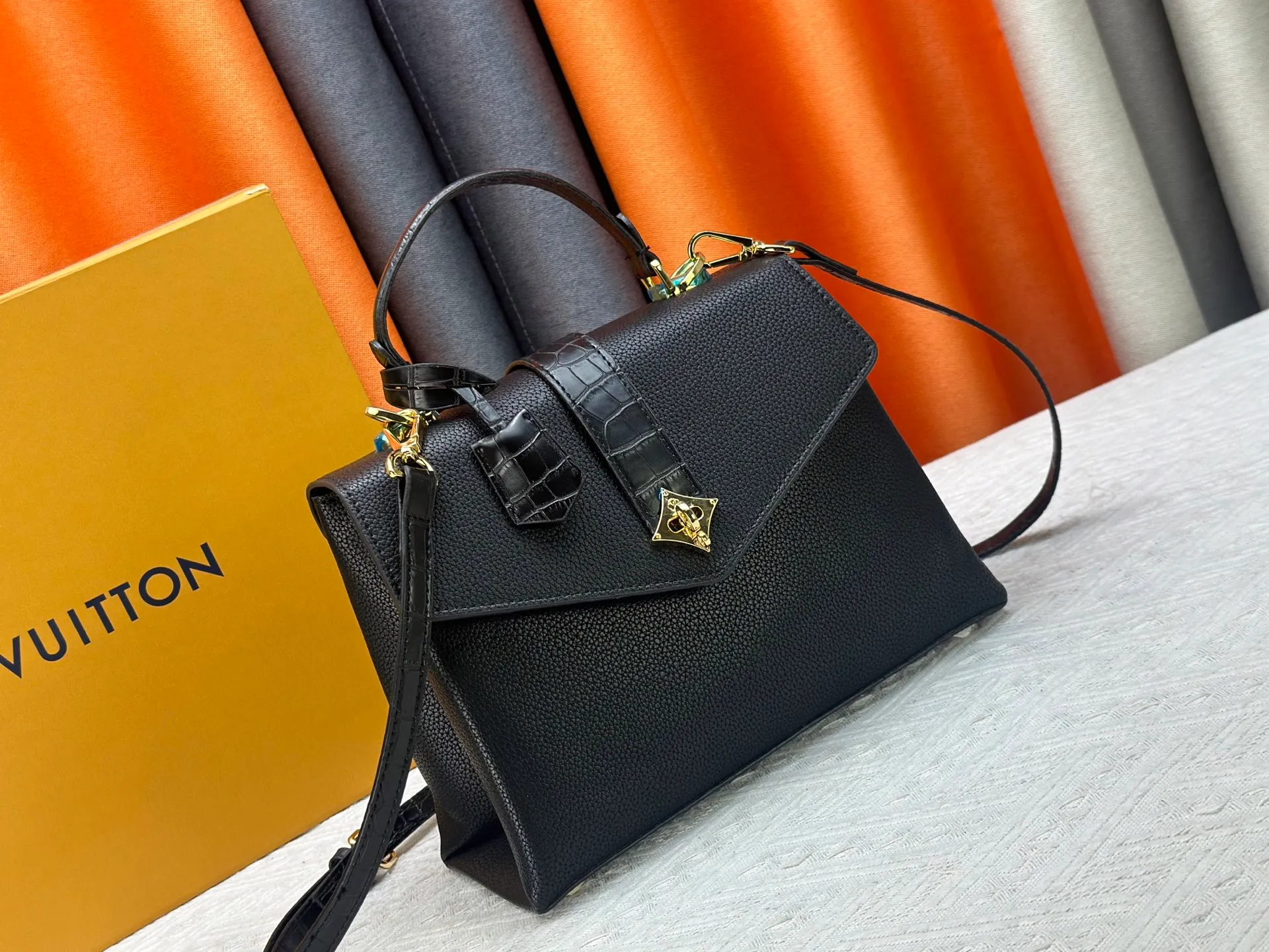 P300 M80527 N82033.N98925 Crocodile black N98928.N80432 Crocodile pink N99017 Crocodile gray N84714 Himalayan N86012 black with crocodile Rose des Vents small handbag is made of smooth and grained calfskin to outline elegant lines, embellished with golden LV padlocks to shine. Clever use of the top handle and detachable and adjustable shoulder strap create an elegant elbow or practical cross-body style for everyday travel. Medium size Length 27 Width 11 Height 19