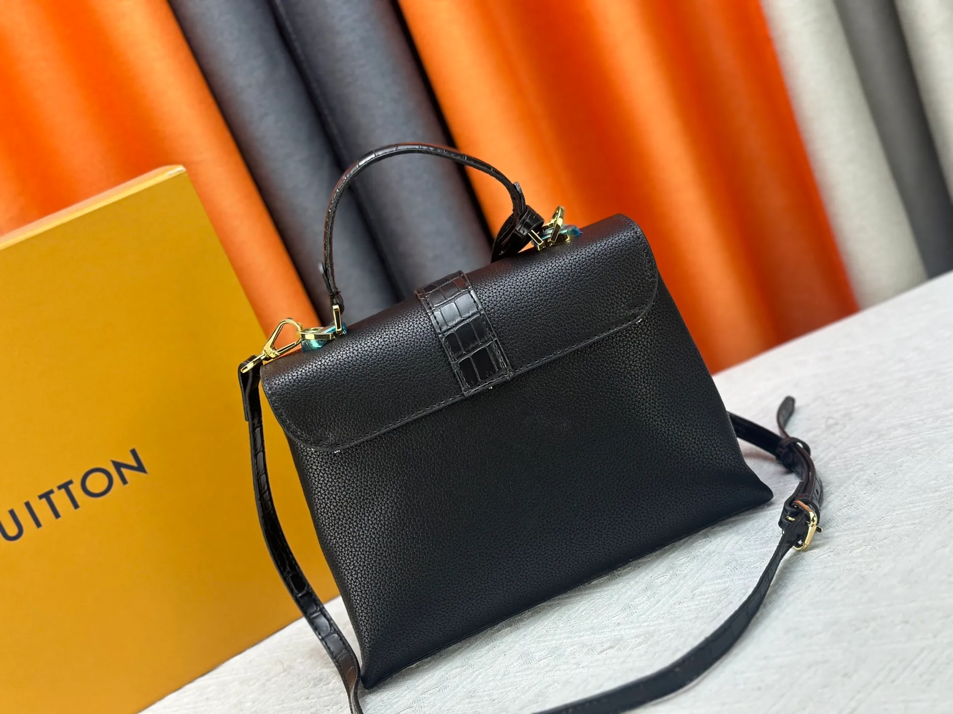 P300 M80527 N82033.N98925 Crocodile black N98928.N80432 Crocodile pink N99017 Crocodile gray N84714 Himalayan N86012 black with crocodile Rose des Vents small handbag is made of smooth and grained calfskin to outline elegant lines, embellished with golden LV padlocks to shine. Clever use of the top handle and detachable and adjustable shoulder strap create an elegant elbow or practical cross-body style for everyday travel. Medium size Length 27 Width 11 Height 19