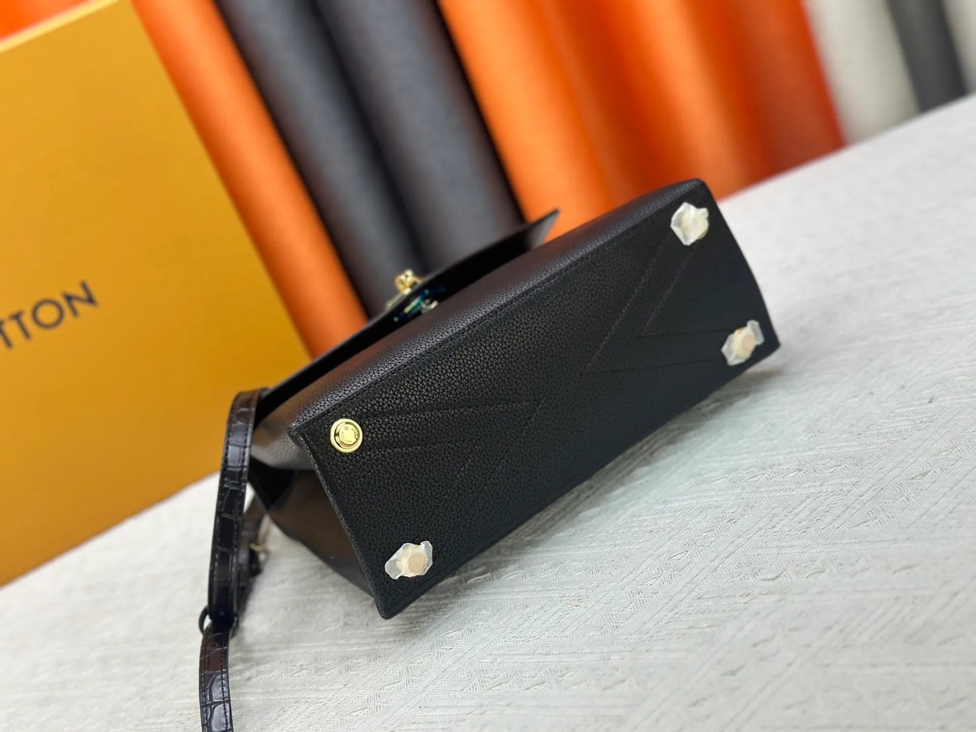 P300 M80527 N82033.N98925 Crocodile black N98928.N80432 Crocodile pink N99017 Crocodile gray N84714 Himalayan N86012 black with crocodile Rose des Vents small handbag is made of smooth and grained calfskin to outline elegant lines, embellished with golden LV padlocks to shine. Clever use of the top handle and detachable and adjustable shoulder strap create an elegant elbow or practical cross-body style for everyday travel. Medium size Length 27 Width 11 Height 19
