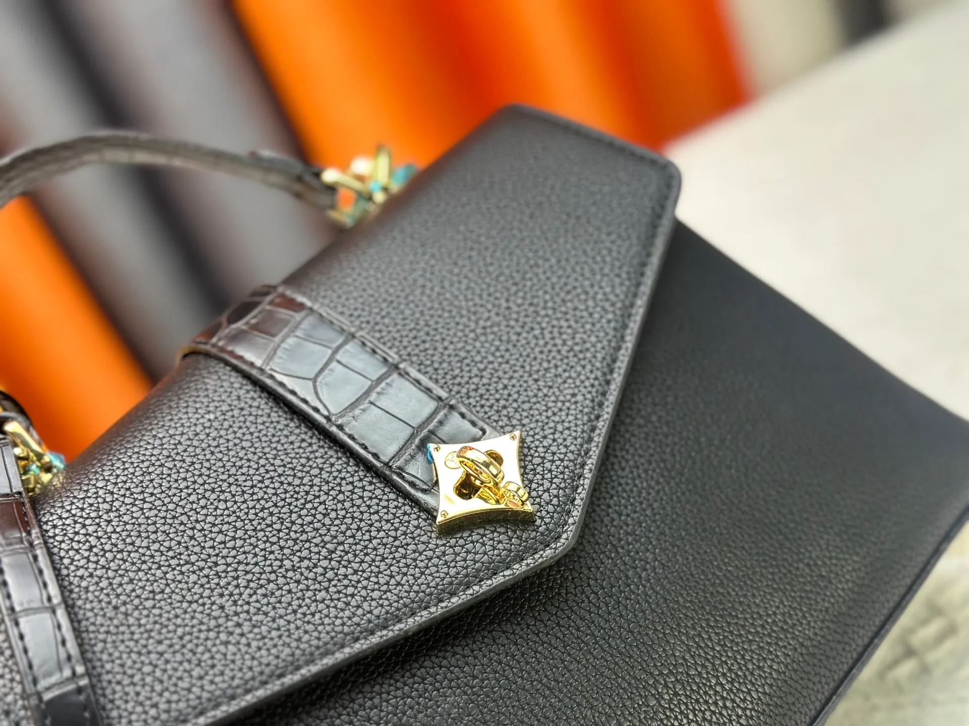 P300 M80527 N82033.N98925 Crocodile black N98928.N80432 Crocodile pink N99017 Crocodile gray N84714 Himalayan N86012 black with crocodile Rose des Vents small handbag is made of smooth and grained calfskin to outline elegant lines, embellished with golden LV padlocks to shine. Clever use of the top handle and detachable and adjustable shoulder strap create an elegant elbow or practical cross-body style for everyday travel. Medium size Length 27 Width 11 Height 19