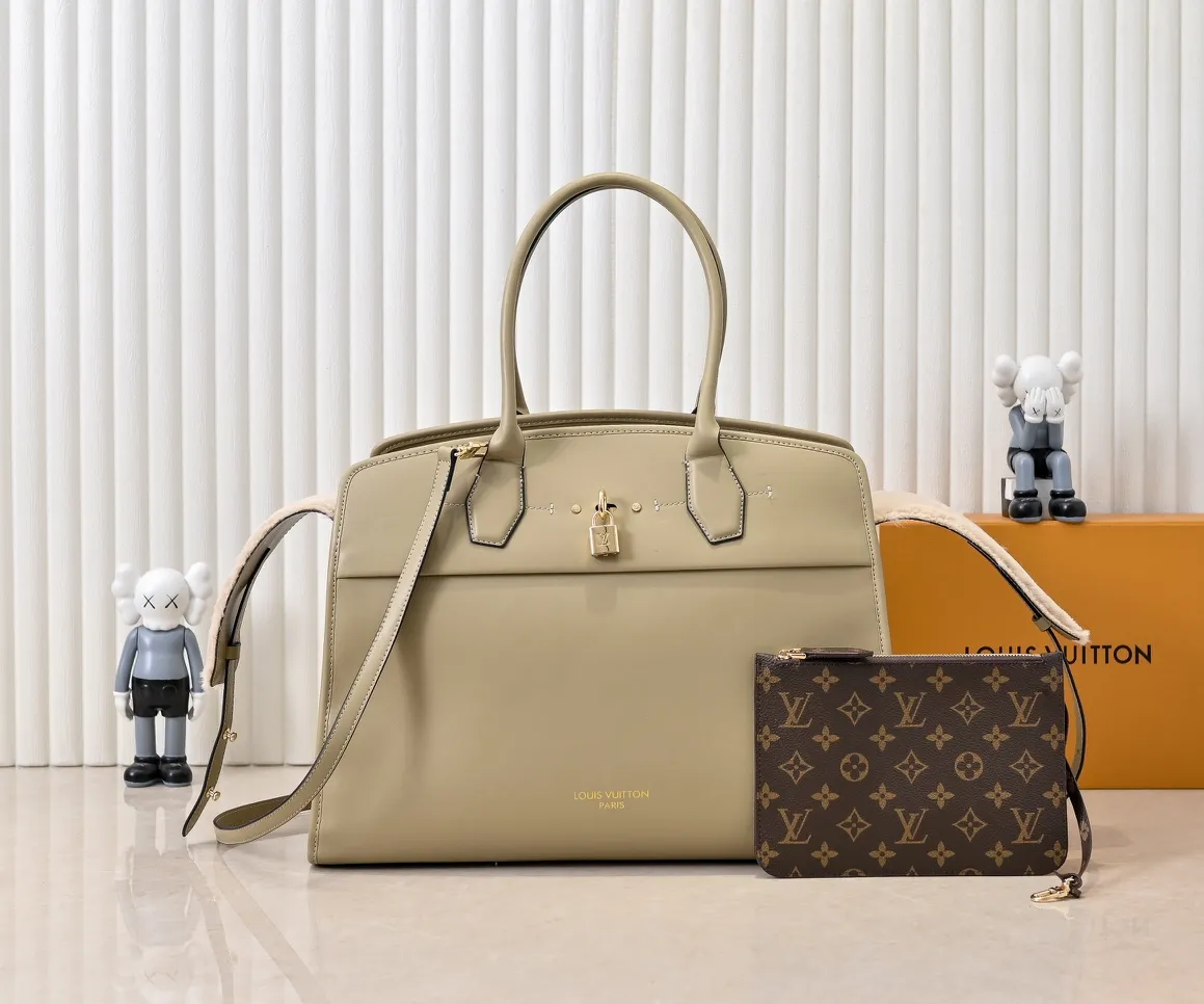 Batch 💰Small 380 💰Large 200 Furry M12005 M12556 M12337 This large City Steamer handbag draws inspiration from the design of luggage built for cruise ships in 1901, making its eye-catching appearance at the 2024 autumn and winter ready-to-wear show. Grained Millesime leather and shearling leather trims add seasonal flair, an embossed padlock and hot-stamped LV Circle logo add a modern twist, and a removable Monogram storage bag makes it easy to store valuables. Size: large size 35x42x21cm, small size 30x36x17