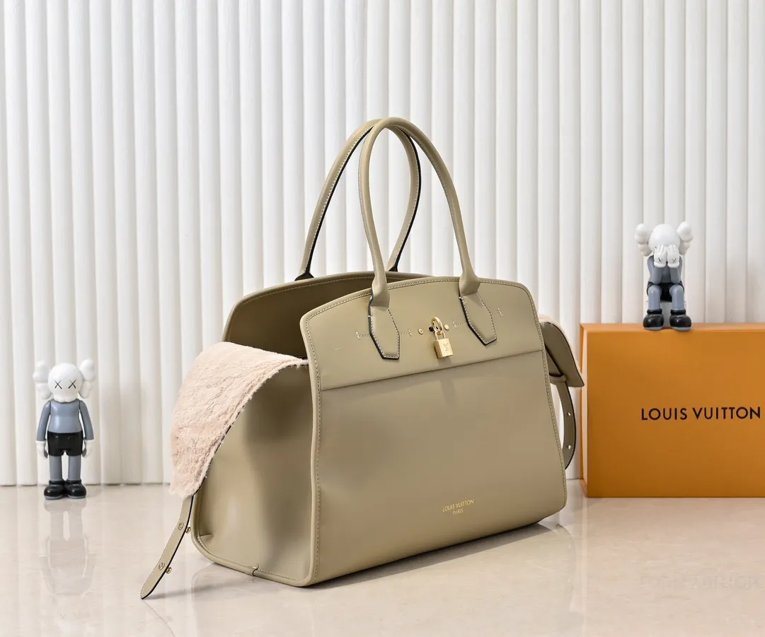 Batch 💰Small 380 💰Large 200 Furry M12005 M12556 M12337 This large City Steamer handbag draws inspiration from the design of luggage built for cruise ships in 1901, making its eye-catching appearance at the 2024 autumn and winter ready-to-wear show. Grained Millesime leather and shearling leather trims add seasonal flair, an embossed padlock and hot-stamped LV Circle logo add a modern twist, and a removable Monogram storage bag makes it easy to store valuables. Size: large size 35x42x21cm, small size 30x36x17