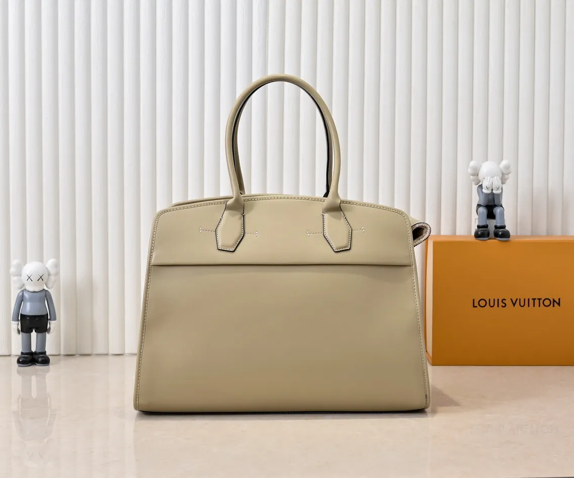 Batch 💰Small 380 💰Large 200 Furry M12005 M12556 M12337 This large City Steamer handbag draws inspiration from the design of luggage built for cruise ships in 1901, making its eye-catching appearance at the 2024 autumn and winter ready-to-wear show. Grained Millesime leather and shearling leather trims add seasonal flair, an embossed padlock and hot-stamped LV Circle logo add a modern twist, and a removable Monogram storage bag makes it easy to store valuables. Size: large size 35x42x21cm, small size 30x36x17