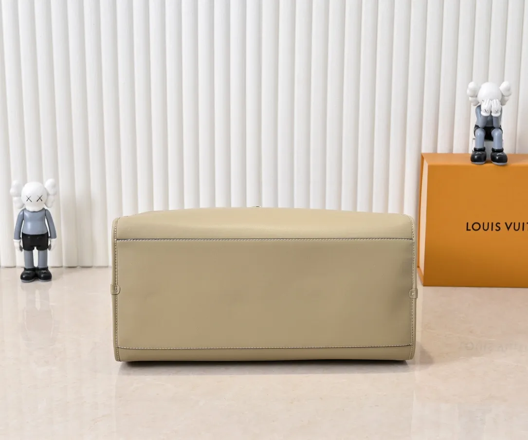 Batch 💰Small 380 💰Large 200 Furry M12005 M12556 M12337 This large City Steamer handbag draws inspiration from the design of luggage built for cruise ships in 1901, making its eye-catching appearance at the 2024 autumn and winter ready-to-wear show. Grained Millesime leather and shearling leather trims add seasonal flair, an embossed padlock and hot-stamped LV Circle logo add a modern twist, and a removable Monogram storage bag makes it easy to store valuables. Size: large size 35x42x21cm, small size 30x36x17