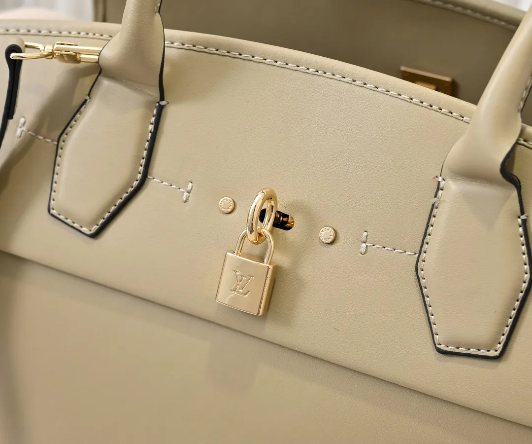 Batch 💰Small 380 💰Large 200 Furry M12005 M12556 M12337 This large City Steamer handbag draws inspiration from the design of luggage built for cruise ships in 1901, making its eye-catching appearance at the 2024 autumn and winter ready-to-wear show. Grained Millesime leather and shearling leather trims add seasonal flair, an embossed padlock and hot-stamped LV Circle logo add a modern twist, and a removable Monogram storage bag makes it easy to store valuables. Size: large size 35x42x21cm, small size 30x36x17