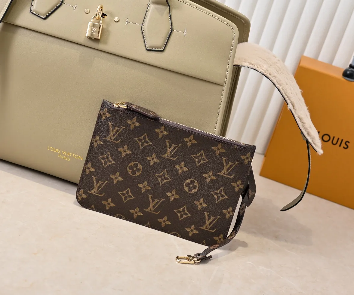 Batch 💰Small 380 💰Large 200 Furry M12005 M12556 M12337 This large City Steamer handbag draws inspiration from the design of luggage built for cruise ships in 1901, making its eye-catching appearance at the 2024 autumn and winter ready-to-wear show. Grained Millesime leather and shearling leather trims add seasonal flair, an embossed padlock and hot-stamped LV Circle logo add a modern twist, and a removable Monogram storage bag makes it easy to store valuables. Size: large size 35x42x21cm, small size 30x36x17
