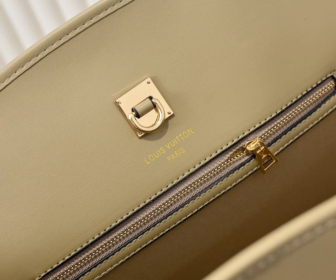 Batch 💰Small 380 💰Large 200 Furry M12005 M12556 M12337 This large City Steamer handbag draws inspiration from the design of luggage built for cruise ships in 1901, making its eye-catching appearance at the 2024 autumn and winter ready-to-wear show. Grained Millesime leather and shearling leather trims add seasonal flair, an embossed padlock and hot-stamped LV Circle logo add a modern twist, and a removable Monogram storage bag makes it easy to store valuables. Size: large size 35x42x21cm, small size 30x36x17