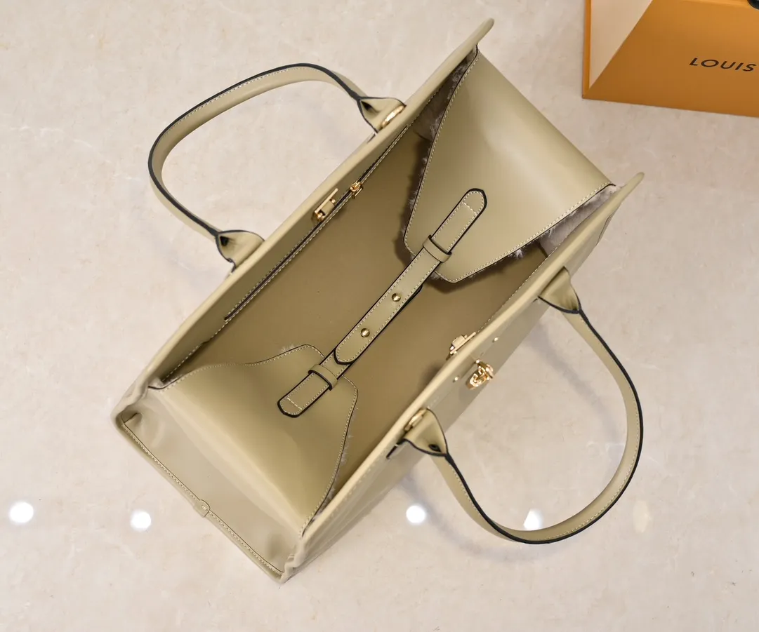 Batch 💰Small 380 💰Large 200 Furry M12005 M12556 M12337 This large City Steamer handbag draws inspiration from the design of luggage built for cruise ships in 1901, making its eye-catching appearance at the 2024 autumn and winter ready-to-wear show. Grained Millesime leather and shearling leather trims add seasonal flair, an embossed padlock and hot-stamped LV Circle logo add a modern twist, and a removable Monogram storage bag makes it easy to store valuables. Size: large size 35x42x21cm, small size 30x36x17
