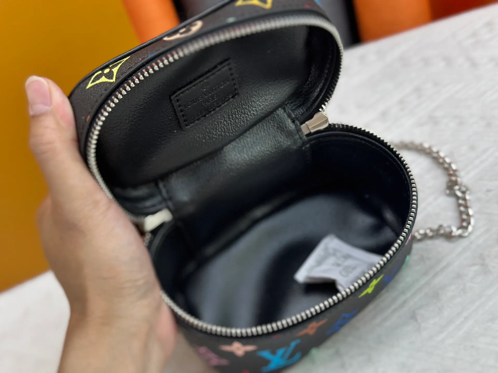 P220 Upgraded original M13747 M44495 M42265 M44936 M42263 lv Murakami Nice mini Nano cosmetic bag with Monogram printing and 33 colorful colors. In 2025, Murakami and LV jointly launched the white tricolor and black tricolor twelve pieces, which are very popular around the world and are loved by celebrities and celebrities. Dimensions: 14 x 10.2 x 8.5 (LxHxW)