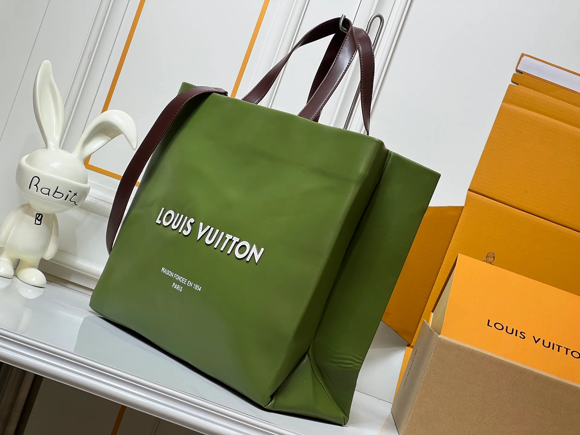 Batch 320💰M24457 Black Orange Blue Green Gray Presbyopia Plaid Black Crocodile Orange Crocodile Pattern 9 Colors ✔️ This Shopper medium handbag draws inspiration from Louis Vuitton shopping bags, with the words Louis Vuitton and Maison Fondée En 1854 written on soft cow leather, with a top handle and a detachable shoulder strap. Size: 40x32x16cm