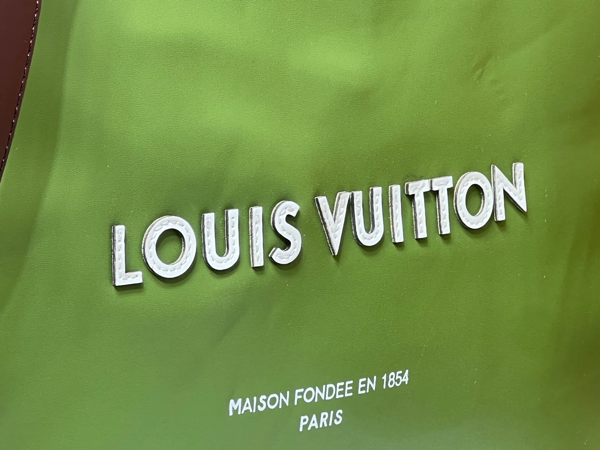 Batch 320💰M24457 Black Orange Blue Green Gray Presbyopia Plaid Black Crocodile Orange Crocodile Pattern 9 Colors ✔️ This Shopper medium handbag draws inspiration from Louis Vuitton shopping bags, with the words Louis Vuitton and Maison Fondée En 1854 written on soft cow leather, with a top handle and a detachable shoulder strap. Size: 40x32x16cm