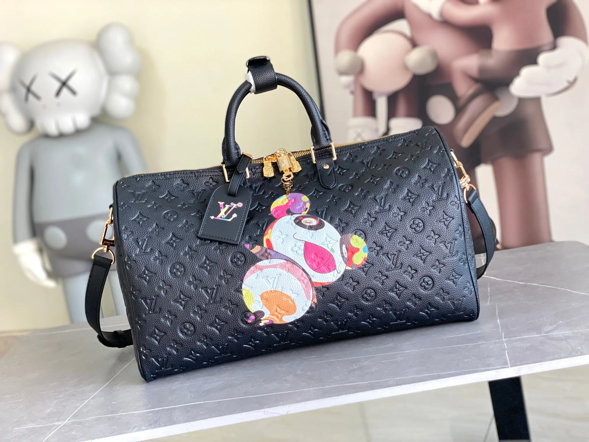 💰1560 (top layer leather) top original order M13761 KEEPALL BANDOULIÈRE 45 travel bag This Keepall Bandoulière 45 travel bag is painted with doll graffiti on the leather surface, giving it a high-end feel. The Vuitton logo is also embossed, and the black embossed letters are screen-printed travel bagoo [handshake] [handshake] with top handles, side straps and name tags. Detailed feature size 45X27X20