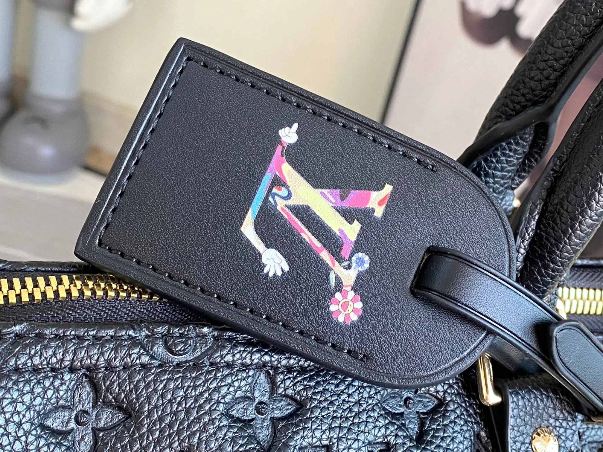 💰1560 (top layer leather) top original order M13761 KEEPALL BANDOULIÈRE 45 travel bag This Keepall Bandoulière 45 travel bag is painted with doll graffiti on the leather surface, giving it a high-end feel. The Vuitton logo is also embossed, and the black embossed letters are screen-printed travel bagoo [handshake] [handshake] with top handles, side straps and name tags. Detailed feature size 45X27X20