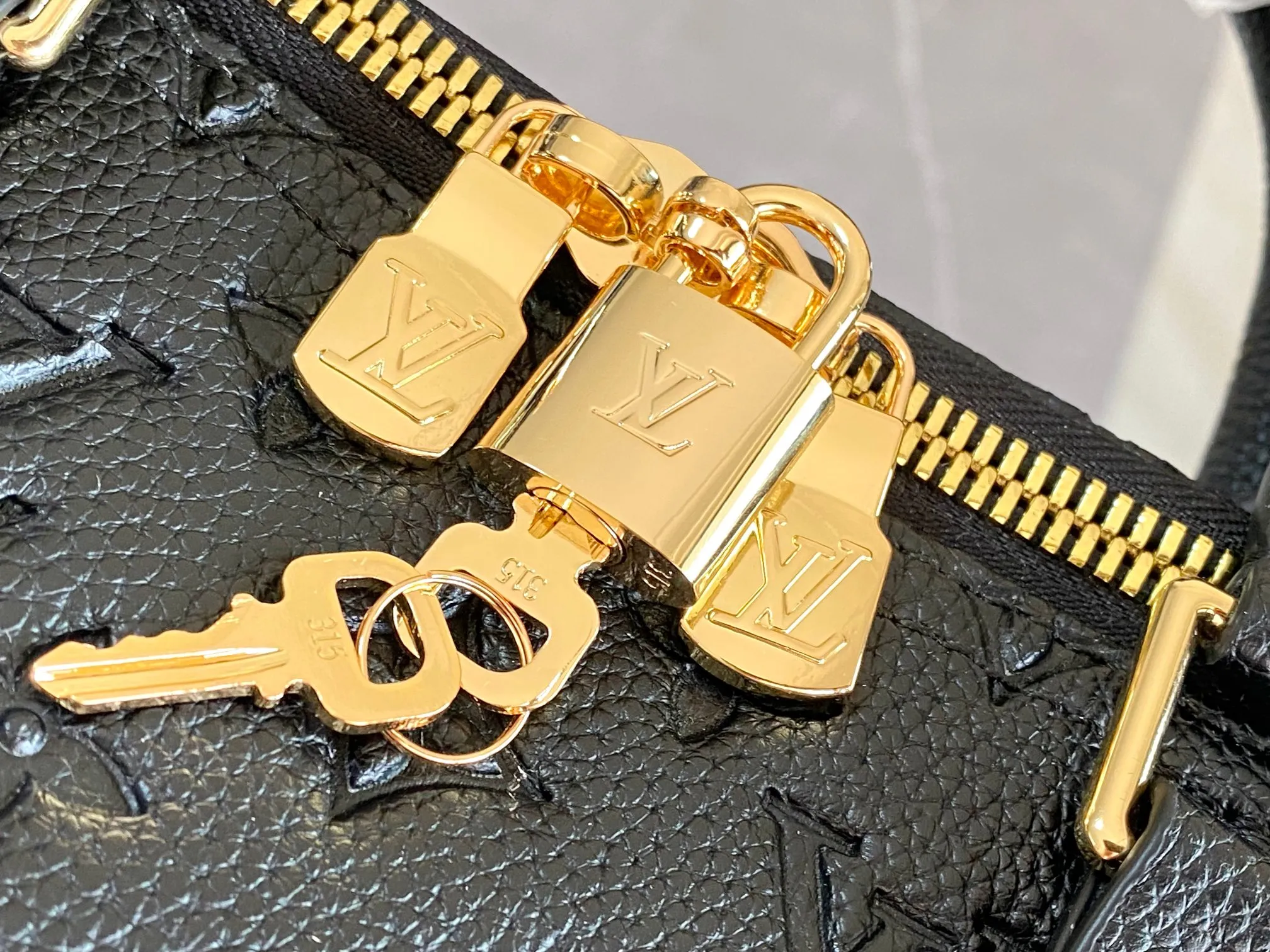 💰1560 (top layer leather) top original order M13761 KEEPALL BANDOULIÈRE 45 travel bag This Keepall Bandoulière 45 travel bag is painted with doll graffiti on the leather surface, giving it a high-end feel. The Vuitton logo is also embossed, and the black embossed letters are screen-printed travel bagoo [handshake] [handshake] with top handles, side straps and name tags. Detailed feature size 45X27X20