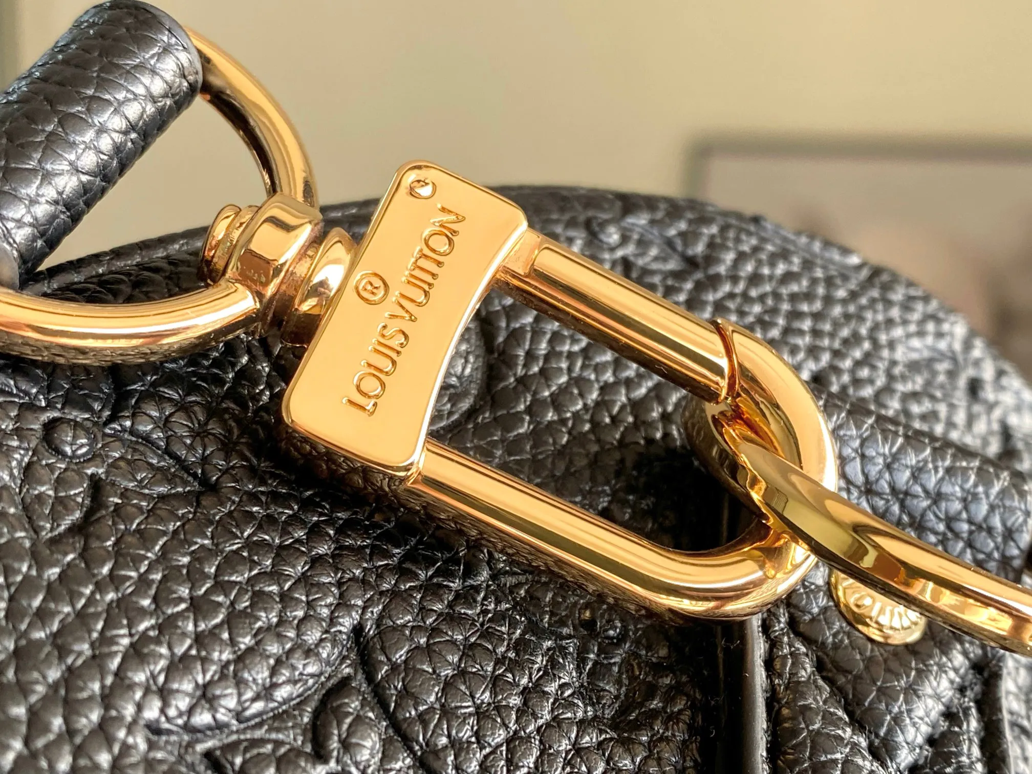 💰1560 (top layer leather) top original order M13761 KEEPALL BANDOULIÈRE 45 travel bag This Keepall Bandoulière 45 travel bag is painted with doll graffiti on the leather surface, giving it a high-end feel. The Vuitton logo is also embossed, and the black embossed letters are screen-printed travel bagoo [handshake] [handshake] with top handles, side straps and name tags. Detailed feature size 45X27X20