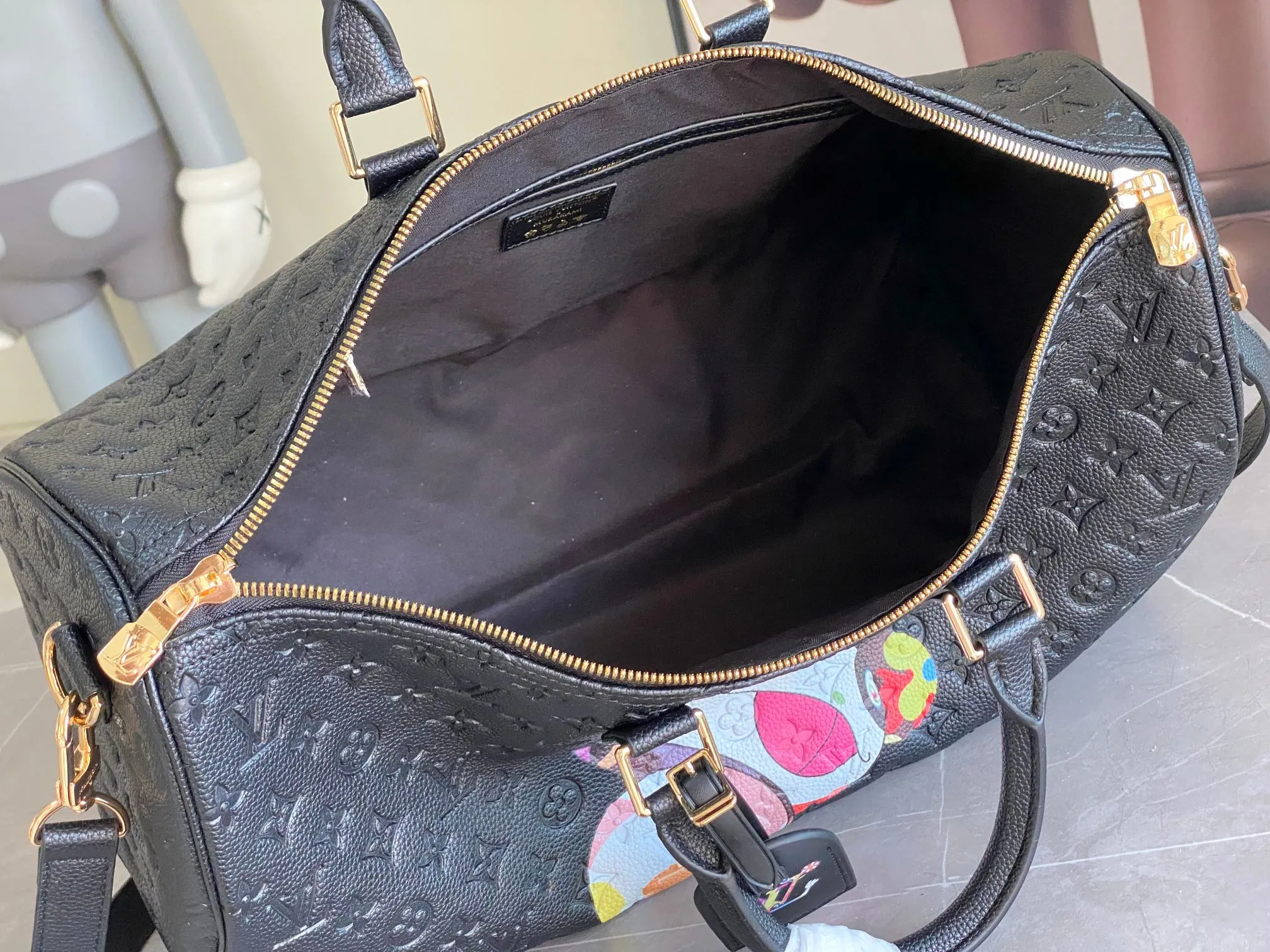 💰1560 (top layer leather) top original order M13761 KEEPALL BANDOULIÈRE 45 travel bag This Keepall Bandoulière 45 travel bag is painted with doll graffiti on the leather surface, giving it a high-end feel. The Vuitton logo is also embossed, and the black embossed letters are screen-printed travel bagoo [handshake] [handshake] with top handles, side straps and name tags. Detailed feature size 45X27X20