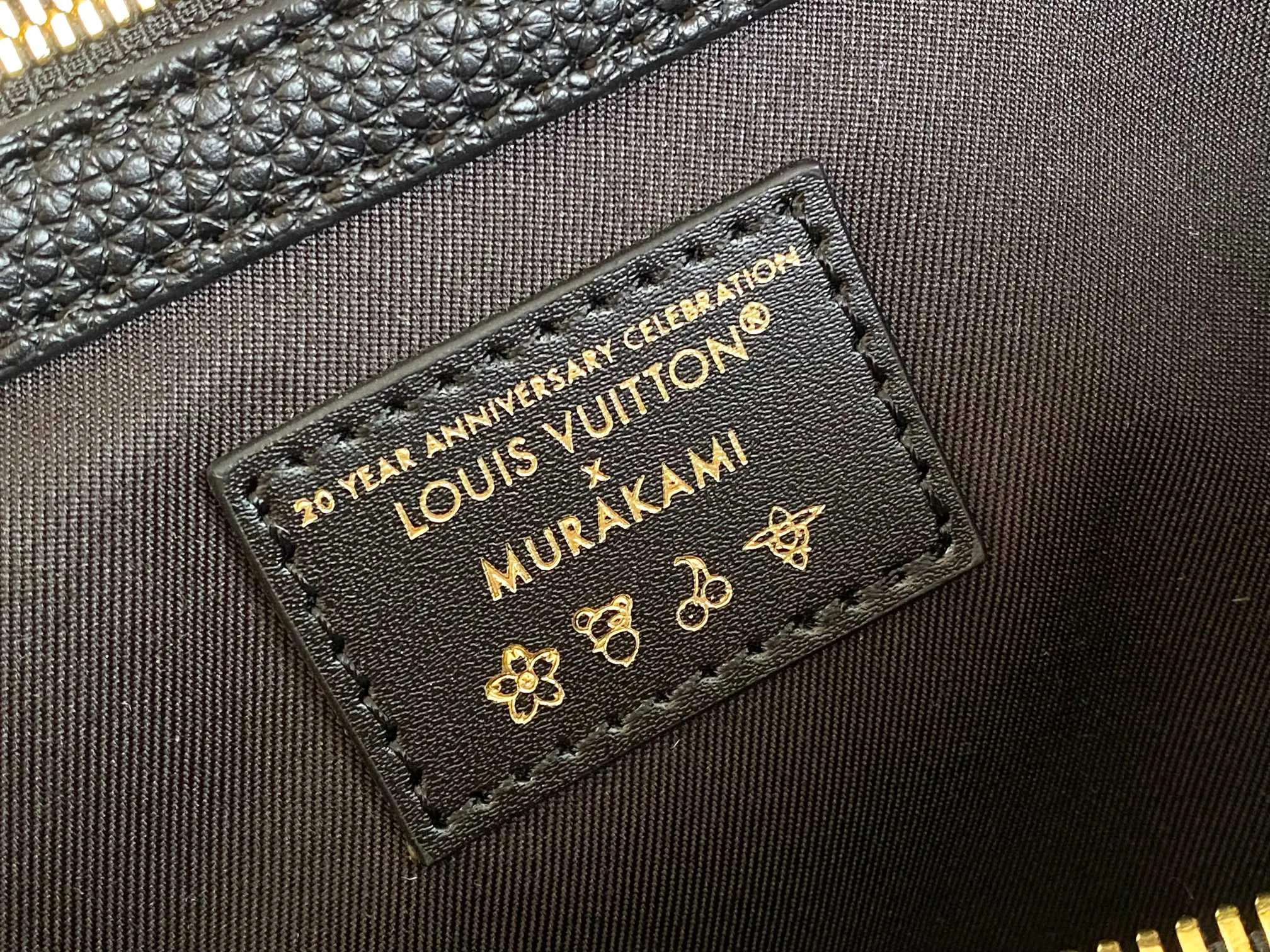 💰1560 (top layer leather) top original order M13761 KEEPALL BANDOULIÈRE 45 travel bag This Keepall Bandoulière 45 travel bag is painted with doll graffiti on the leather surface, giving it a high-end feel. The Vuitton logo is also embossed, and the black embossed letters are screen-printed travel bagoo [handshake] [handshake] with top handles, side straps and name tags. Detailed feature size 45X27X20