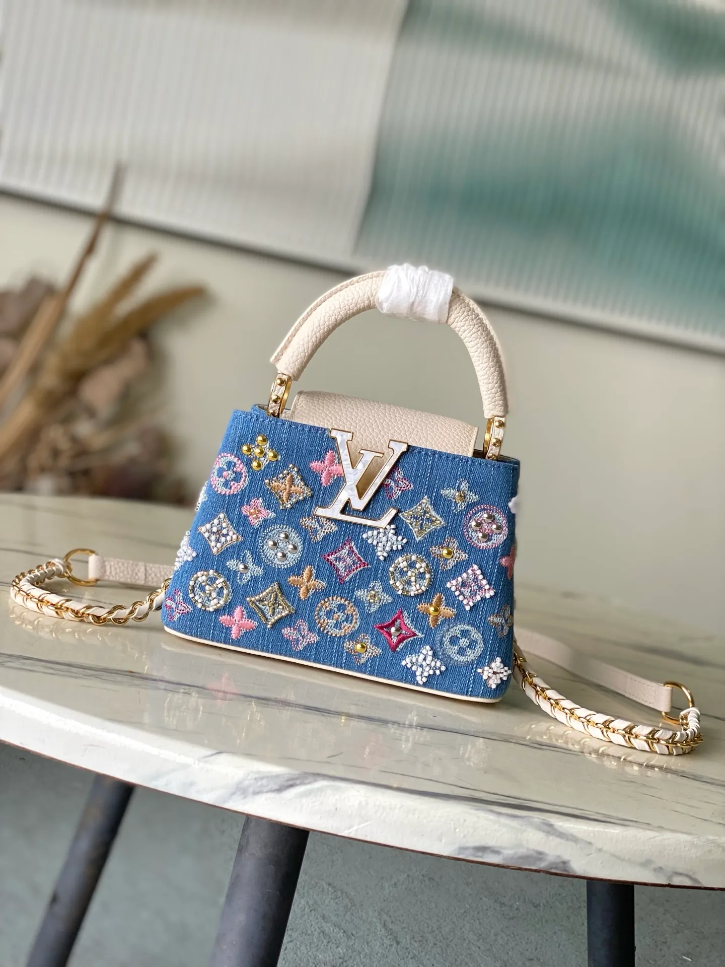 💰2700 (Special Grade Original Leather) M12947 White Leather Denim Mini This Capucines mini handbag is made of Monogram denim embroidered with beads and decorative threads, with LV letters and woven chains infused with a metallic edge, and decorated with contrasting leather trim. The flip cover can be placed externally or internally, and the neat inner layer and multiple carrying methods complete the functional details. Dimensions: 21 × 13.6 × 8 cm