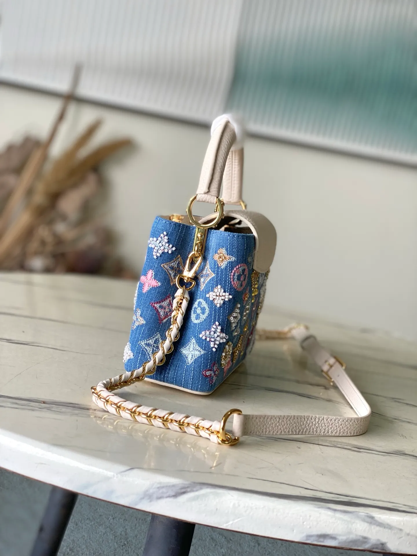 💰2700 (Special Grade Original Leather) M12947 White Leather Denim Mini This Capucines mini handbag is made of Monogram denim embroidered with beads and decorative threads, with LV letters and woven chains infused with a metallic edge, and decorated with contrasting leather trim. The flip cover can be placed externally or internally, and the neat inner layer and multiple carrying methods complete the functional details. Dimensions: 21 × 13.6 × 8 cm