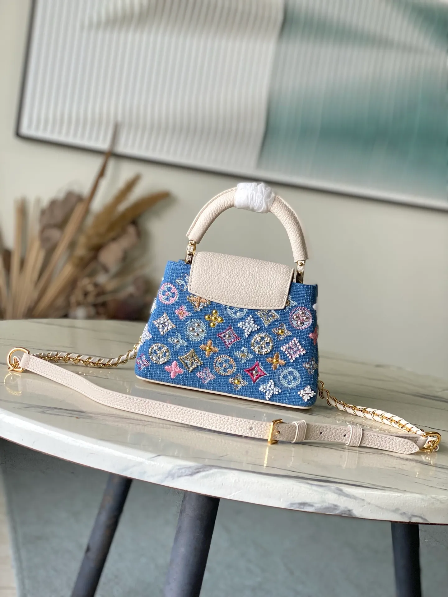 💰2700 (Special Grade Original Leather) M12947 White Leather Denim Mini This Capucines mini handbag is made of Monogram denim embroidered with beads and decorative threads, with LV letters and woven chains infused with a metallic edge, and decorated with contrasting leather trim. The flip cover can be placed externally or internally, and the neat inner layer and multiple carrying methods complete the functional details. Dimensions: 21 × 13.6 × 8 cm