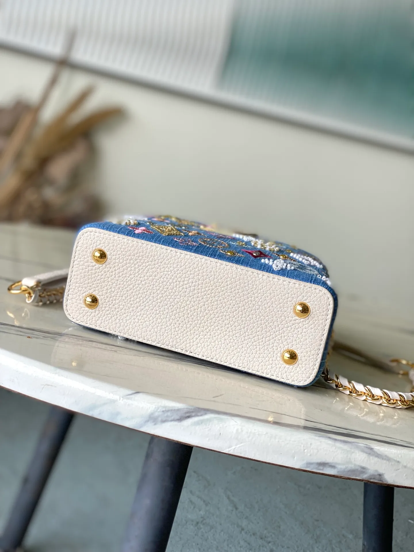 💰2700 (Special Grade Original Leather) M12947 White Leather Denim Mini This Capucines mini handbag is made of Monogram denim embroidered with beads and decorative threads, with LV letters and woven chains infused with a metallic edge, and decorated with contrasting leather trim. The flip cover can be placed externally or internally, and the neat inner layer and multiple carrying methods complete the functional details. Dimensions: 21 × 13.6 × 8 cm