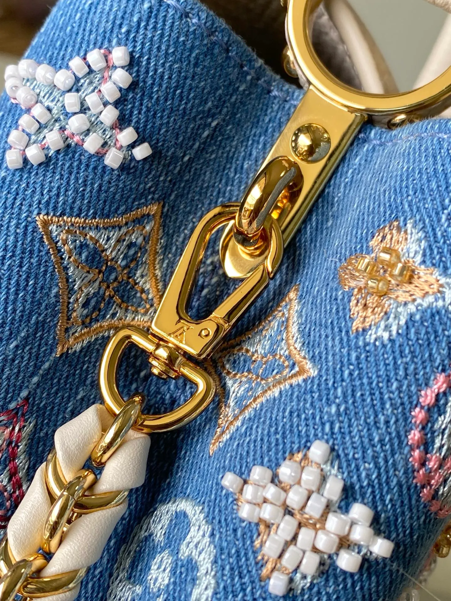 💰2700 (Special Grade Original Leather) M12947 White Leather Denim Mini This Capucines mini handbag is made of Monogram denim embroidered with beads and decorative threads, with LV letters and woven chains infused with a metallic edge, and decorated with contrasting leather trim. The flip cover can be placed externally or internally, and the neat inner layer and multiple carrying methods complete the functional details. Dimensions: 21 × 13.6 × 8 cm