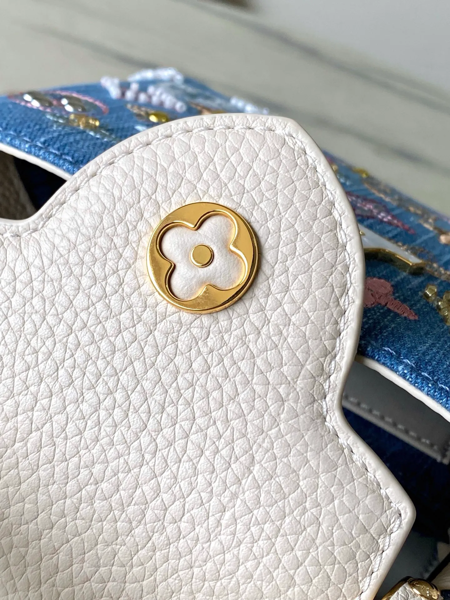 💰2700 (Special Grade Original Leather) M12947 White Leather Denim Mini This Capucines mini handbag is made of Monogram denim embroidered with beads and decorative threads, with LV letters and woven chains infused with a metallic edge, and decorated with contrasting leather trim. The flip cover can be placed externally or internally, and the neat inner layer and multiple carrying methods complete the functional details. Dimensions: 21 × 13.6 × 8 cm