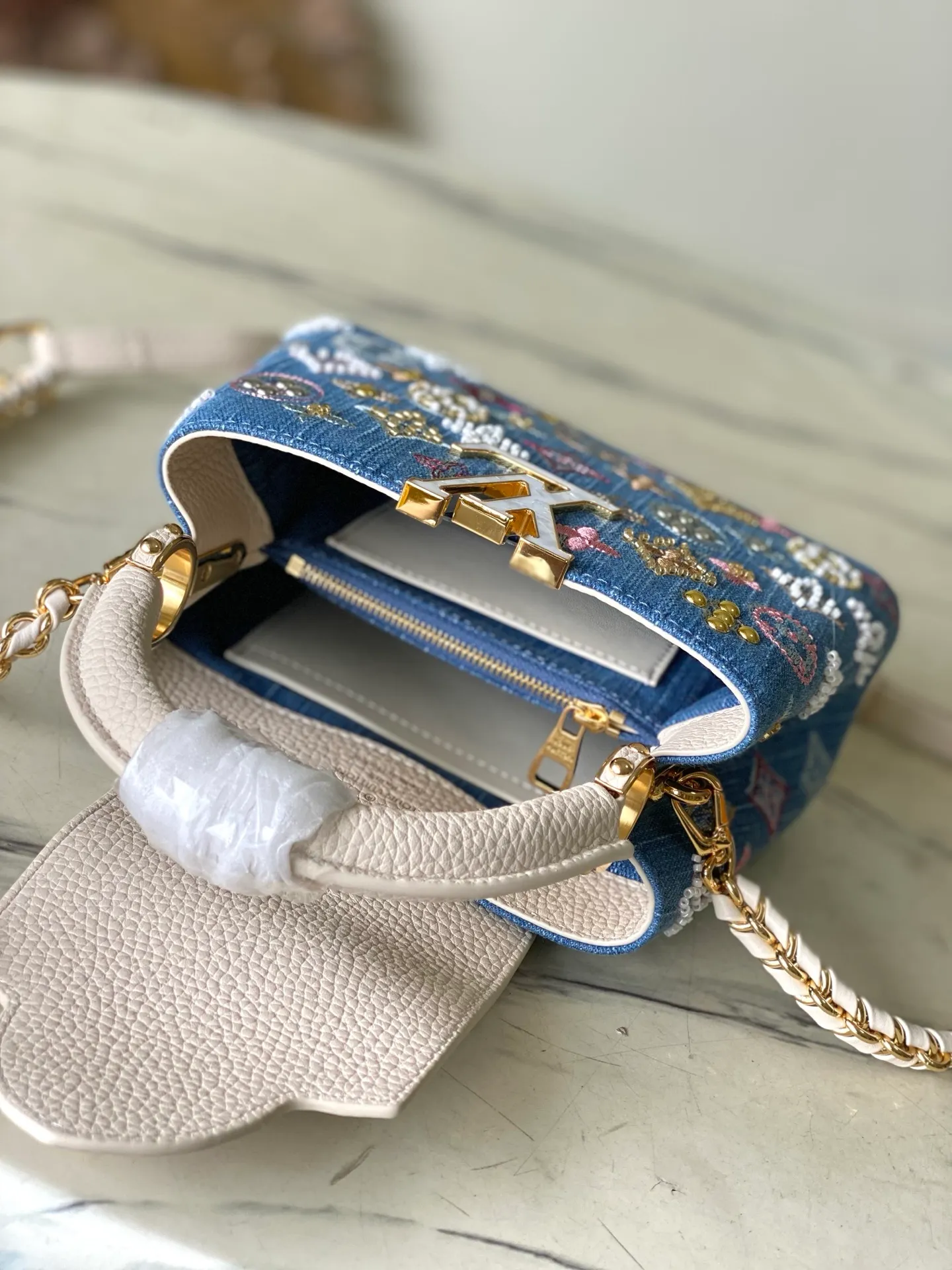 💰2700 (Special Grade Original Leather) M12947 White Leather Denim Mini This Capucines mini handbag is made of Monogram denim embroidered with beads and decorative threads, with LV letters and woven chains infused with a metallic edge, and decorated with contrasting leather trim. The flip cover can be placed externally or internally, and the neat inner layer and multiple carrying methods complete the functional details. Dimensions: 21 × 13.6 × 8 cm