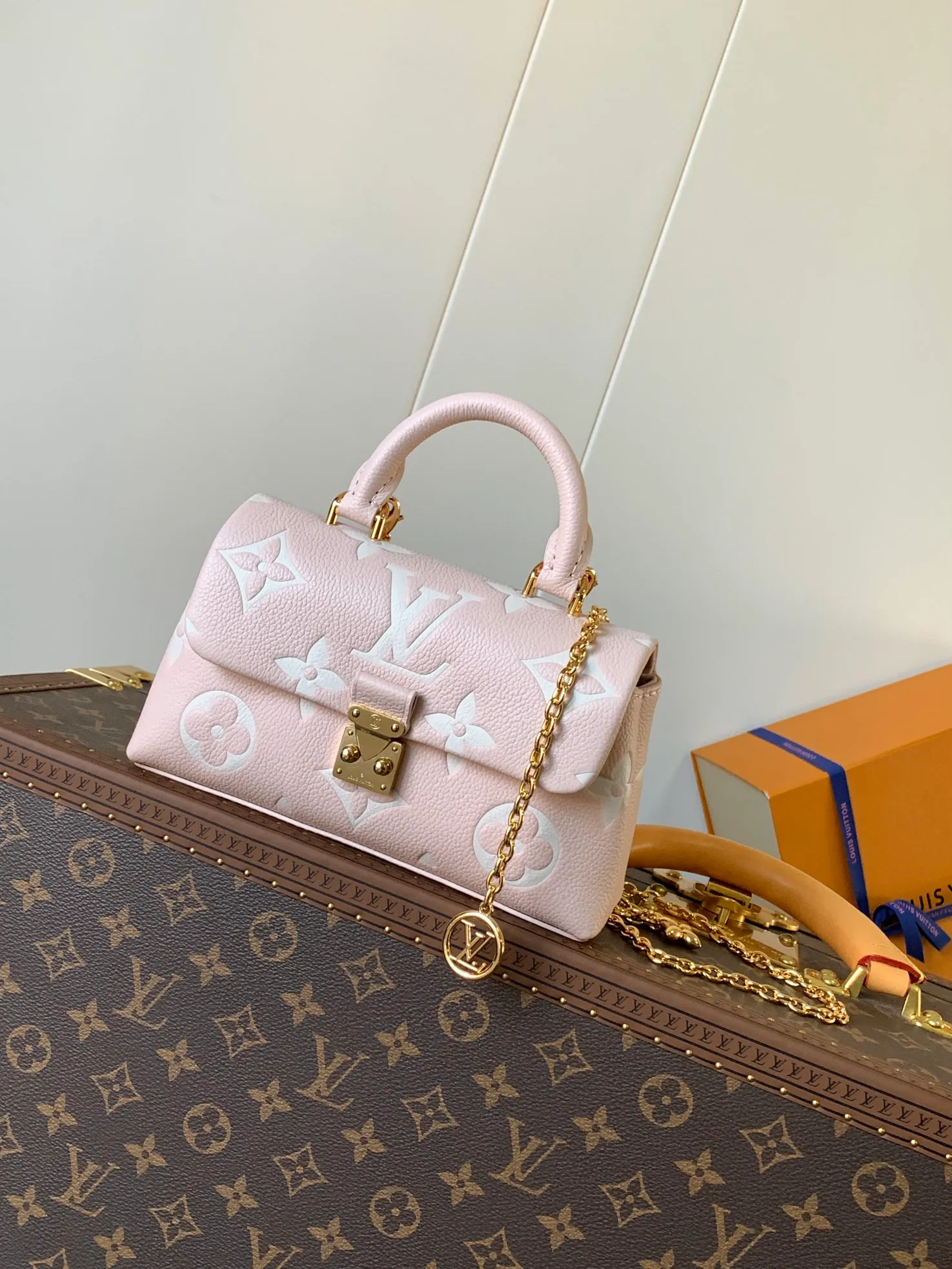 💰840 (top layer leather) top original order, transcoding chip M13796 pink M12145 white M12144 black M12211 blue This Nano Madeleine is made of Monogram Empreinte leather and returns to the new season with elegant two-tone colors. The neat inner layer includes patch pockets and card slots, adding functional design to the compact design. Yingze S-Lock buckle and detachable chain strap mark the brand identity.  12.5 x 6 x 21 cm (H x W x L) Embossed grained cowhide Leather trim Textile lining Metal hardware Patch pocket with card compartment Main accordion compartment S-Lock closure Holds a 6.7" smartphone, Lou wallet, keys and headphones Chain: Z06 Chain half length: 55.0 cm Handle: Single handle