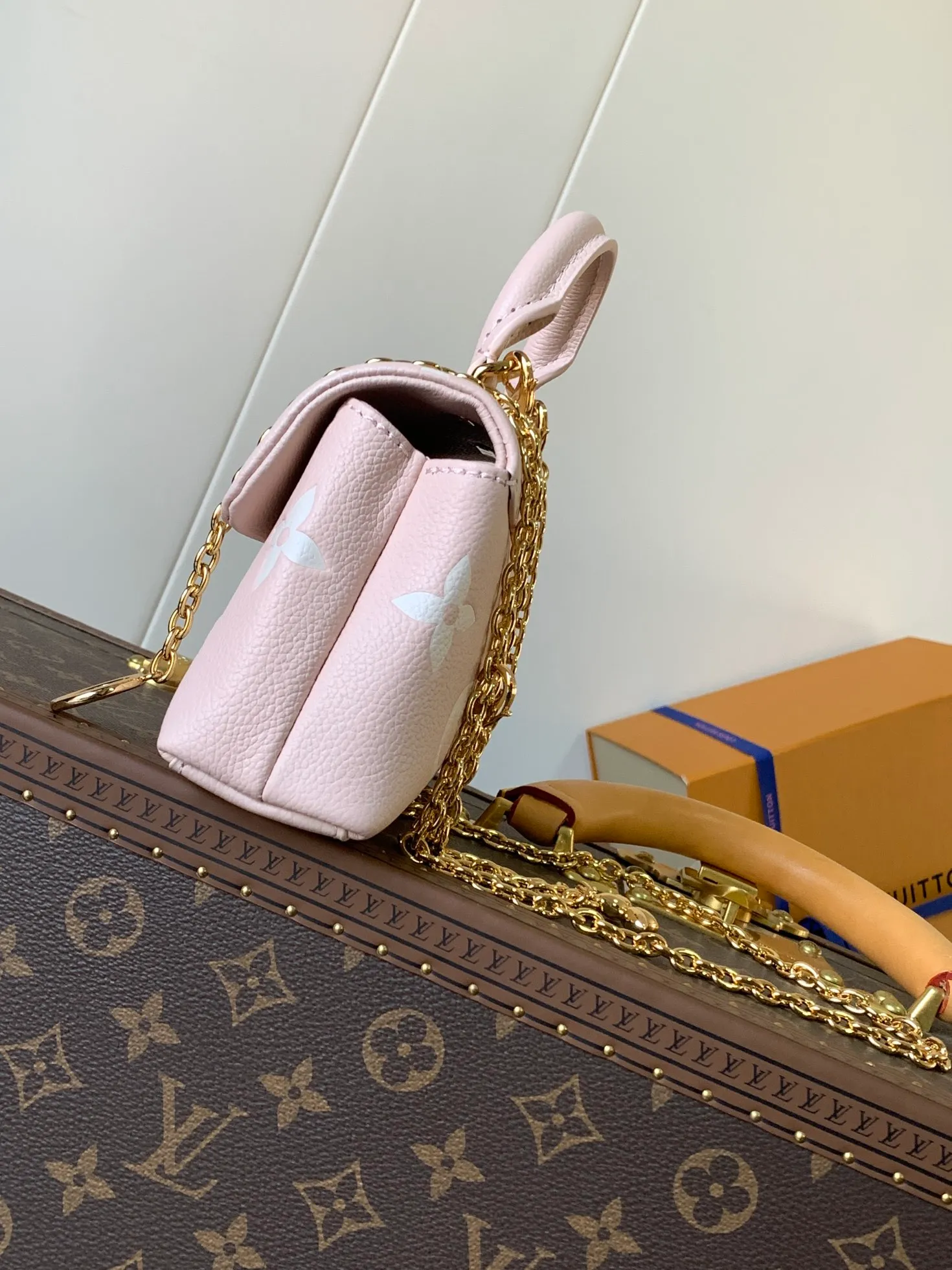 💰840 (top layer leather) top original order, transcoding chip M13796 pink M12145 white M12144 black M12211 blue This Nano Madeleine is made of Monogram Empreinte leather and returns to the new season with elegant two-tone colors. The neat inner layer includes patch pockets and card slots, adding functional design to the compact design. Yingze S-Lock buckle and detachable chain strap mark the brand identity.  12.5 x 6 x 21 cm (H x W x L) Embossed grained cowhide Leather trim Textile lining Metal hardware Patch pocket with card compartment Main accordion compartment S-Lock closure Holds a 6.7" smartphone, Lou wallet, keys and headphones Chain: Z06 Chain half length: 55.0 cm Handle: Single handle
