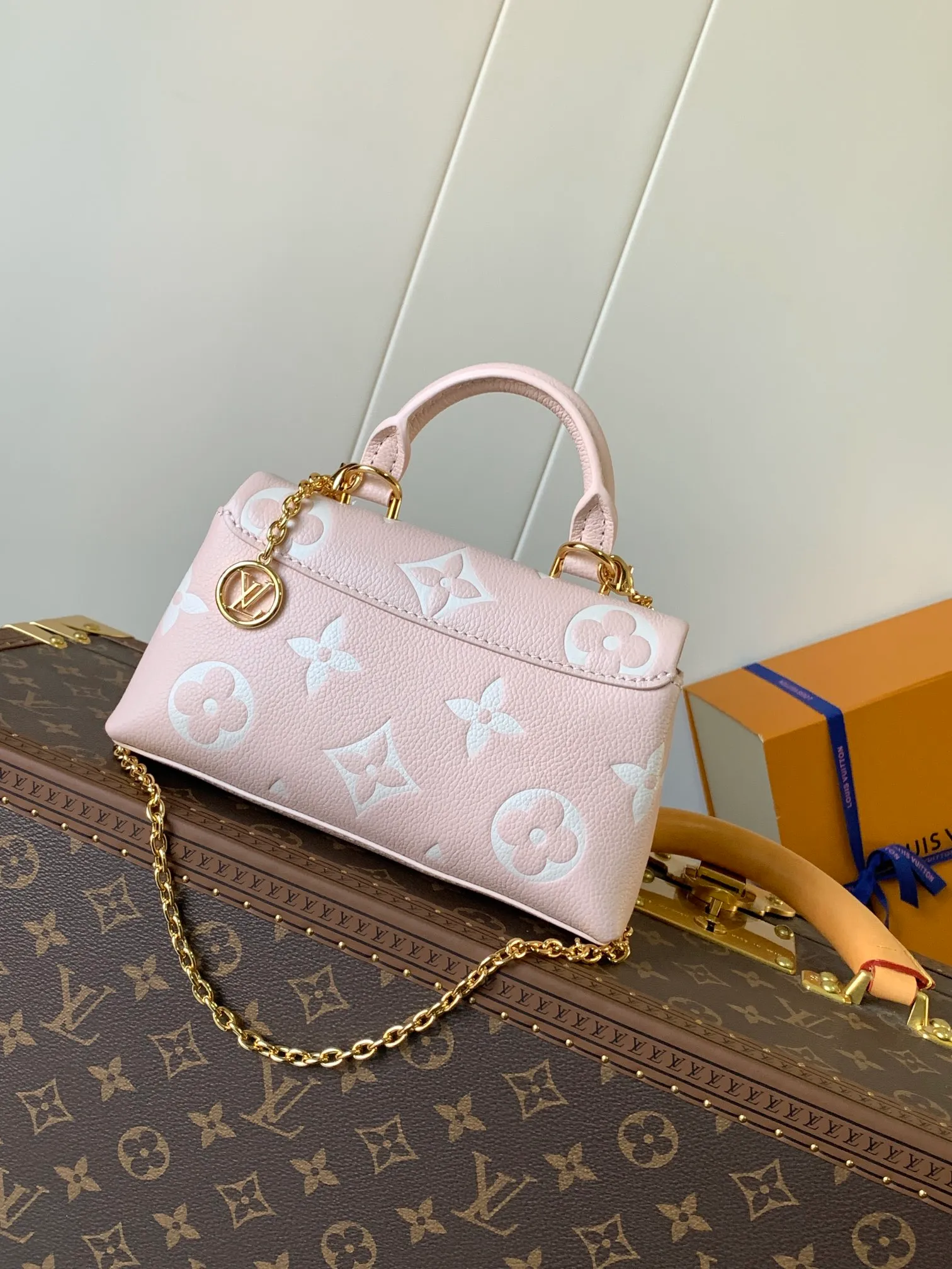 💰840 (top layer leather) top original order, transcoding chip M13796 pink M12145 white M12144 black M12211 blue This Nano Madeleine is made of Monogram Empreinte leather and returns to the new season with elegant two-tone colors. The neat inner layer includes patch pockets and card slots, adding functional design to the compact design. Yingze S-Lock buckle and detachable chain strap mark the brand identity.  12.5 x 6 x 21 cm (H x W x L) Embossed grained cowhide Leather trim Textile lining Metal hardware Patch pocket with card compartment Main accordion compartment S-Lock closure Holds a 6.7" smartphone, Lou wallet, keys and headphones Chain: Z06 Chain half length: 55.0 cm Handle: Single handle