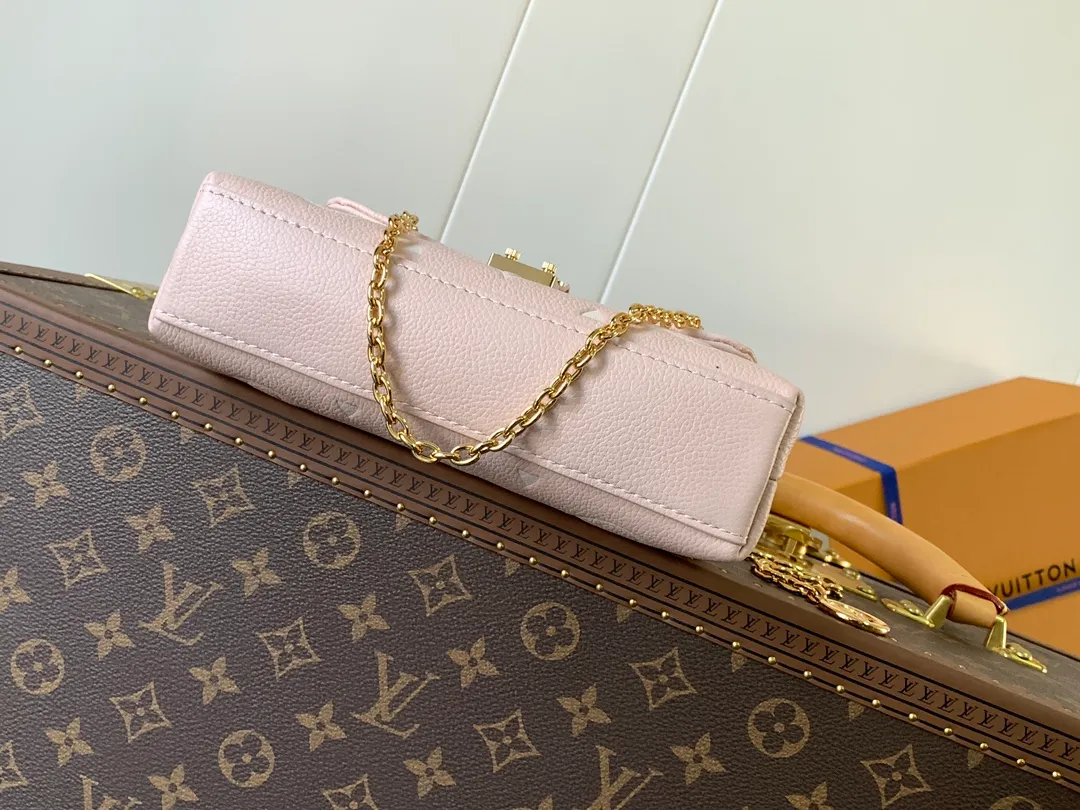 💰840 (top layer leather) top original order, transcoding chip M13796 pink M12145 white M12144 black M12211 blue This Nano Madeleine is made of Monogram Empreinte leather and returns to the new season with elegant two-tone colors. The neat inner layer includes patch pockets and card slots, adding functional design to the compact design. Yingze S-Lock buckle and detachable chain strap mark the brand identity.  12.5 x 6 x 21 cm (H x W x L) Embossed grained cowhide Leather trim Textile lining Metal hardware Patch pocket with card compartment Main accordion compartment S-Lock closure Holds a 6.7" smartphone, Lou wallet, keys and headphones Chain: Z06 Chain half length: 55.0 cm Handle: Single handle